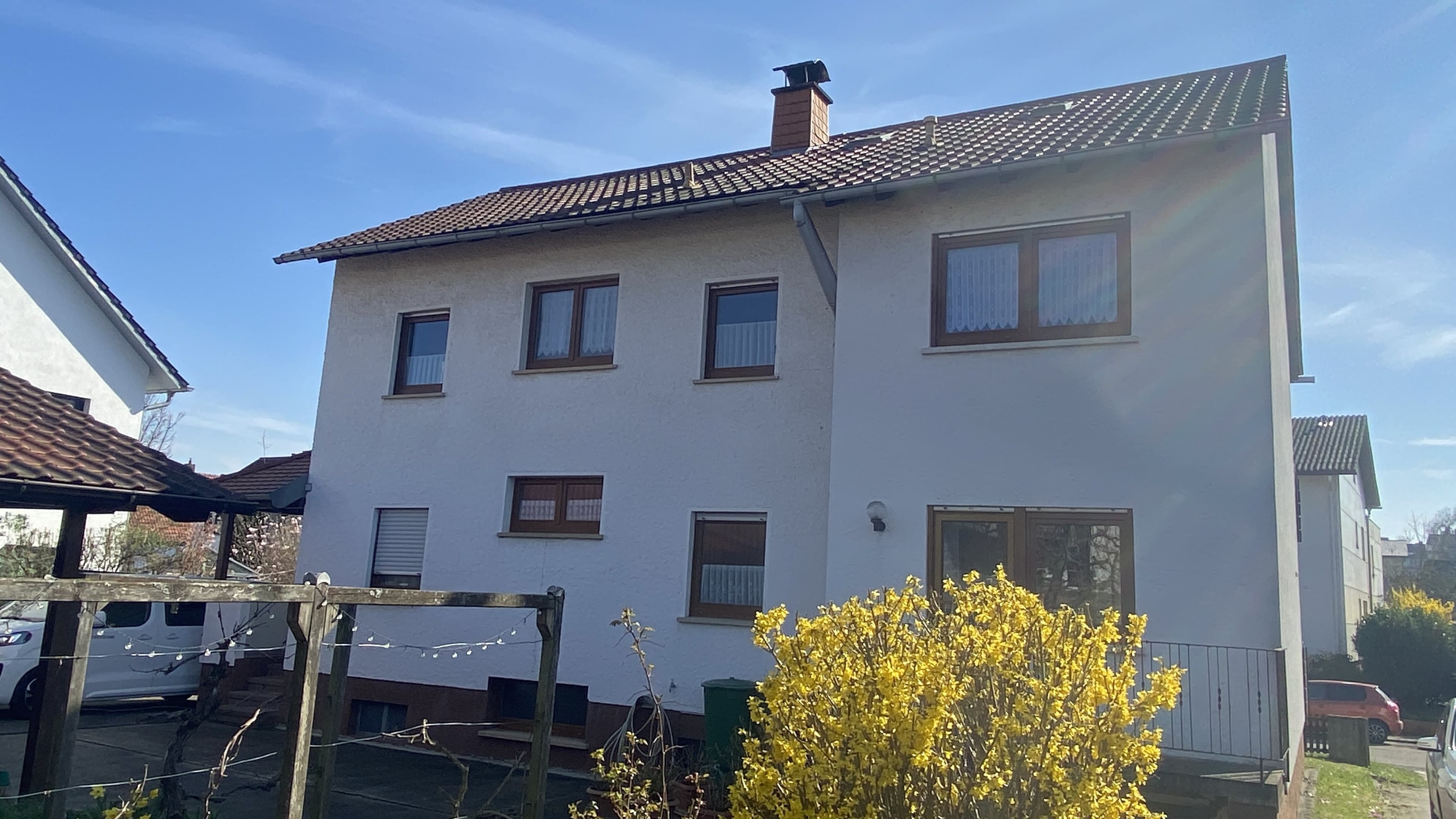 Großzügiges Zuhause mit Gartenidylle, Garage und Carport