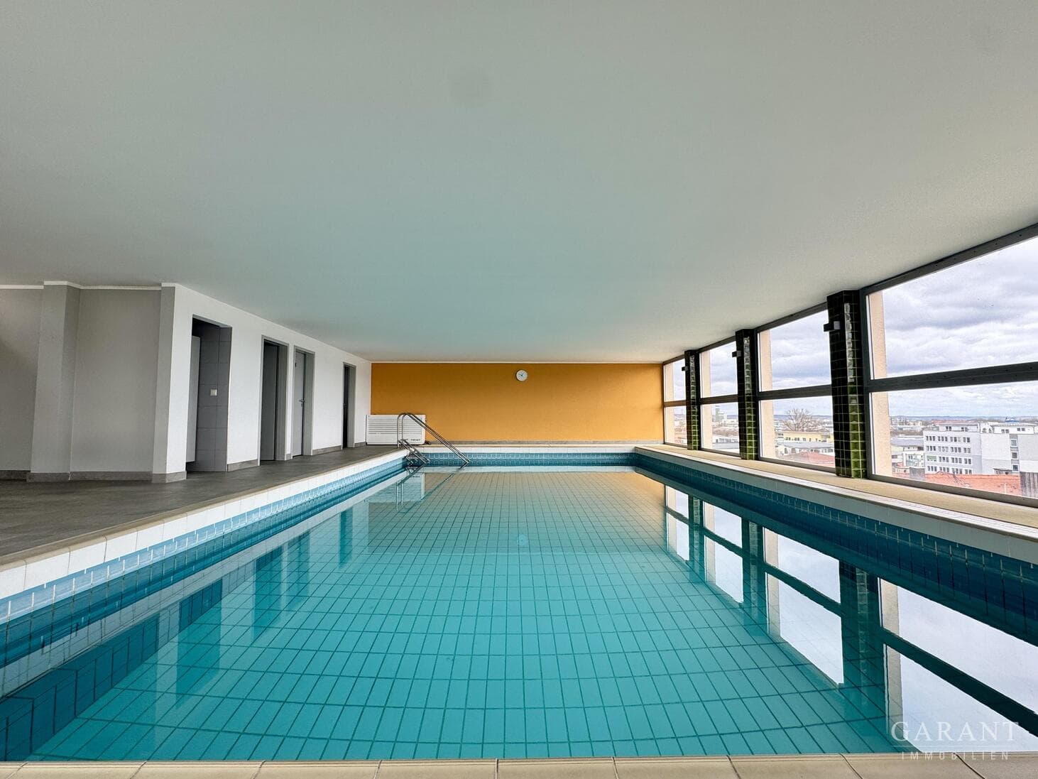 Attraktive 4 Zimmer-Wohnung mit Loggia & privatem Schwimmbereich über den Dächern von Landshut