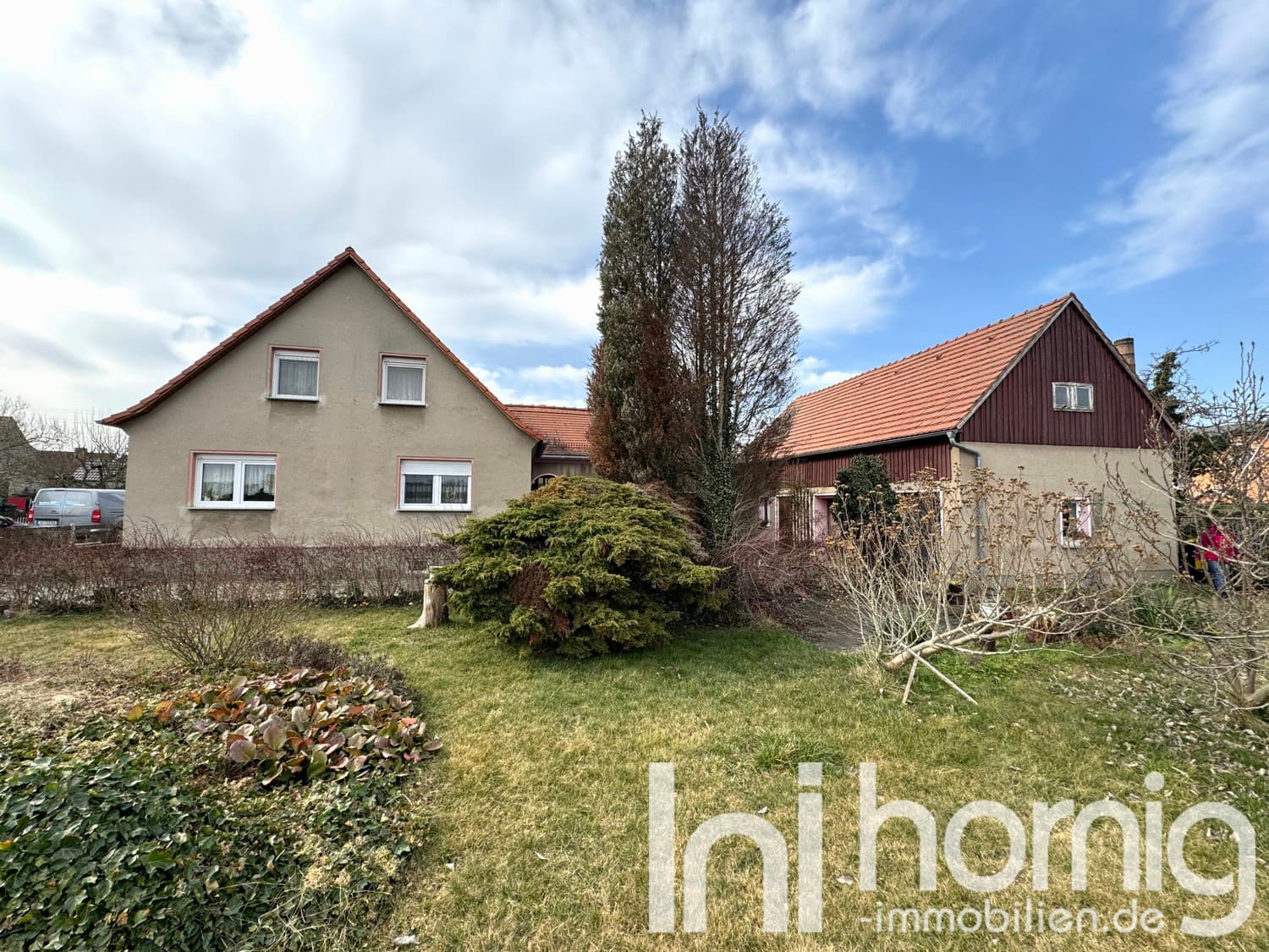 Kleines Haus mit kleinem Hof auf großem Grundstück sucht Familie