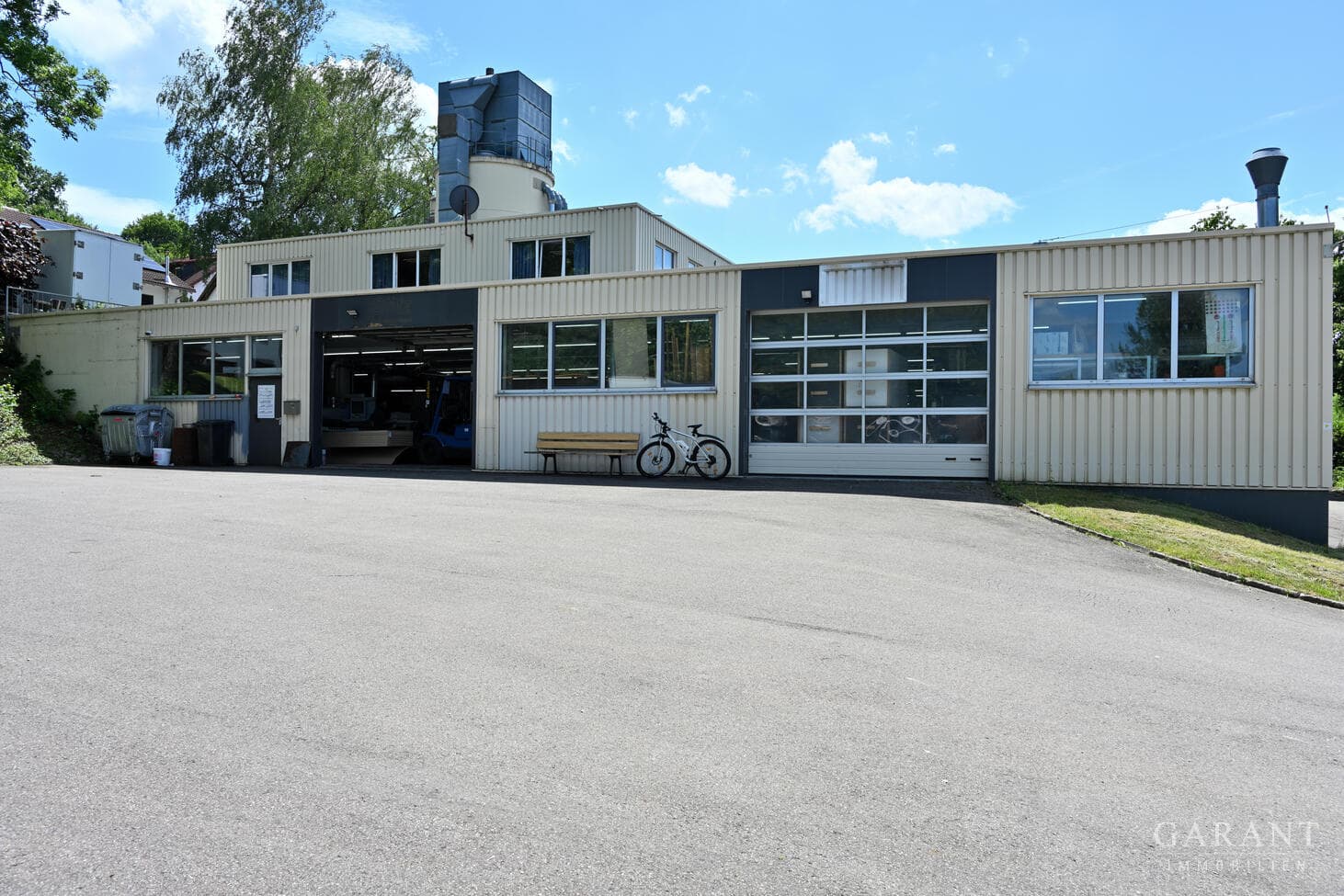 Gewerbehaus mit Produktionsflächen, Werkstätten, Büros, Wohnung