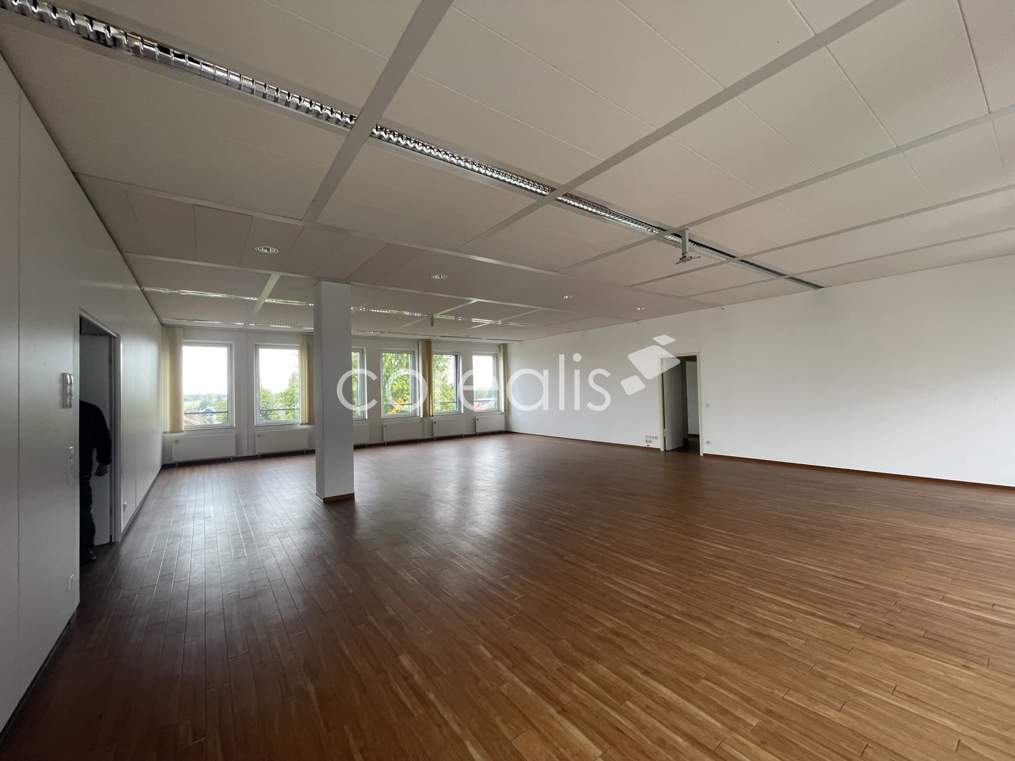 Repräsentative Büroflächen in Tiefenbroich provisionsfrei zur Miete. Mit einer Kantine im Haus!