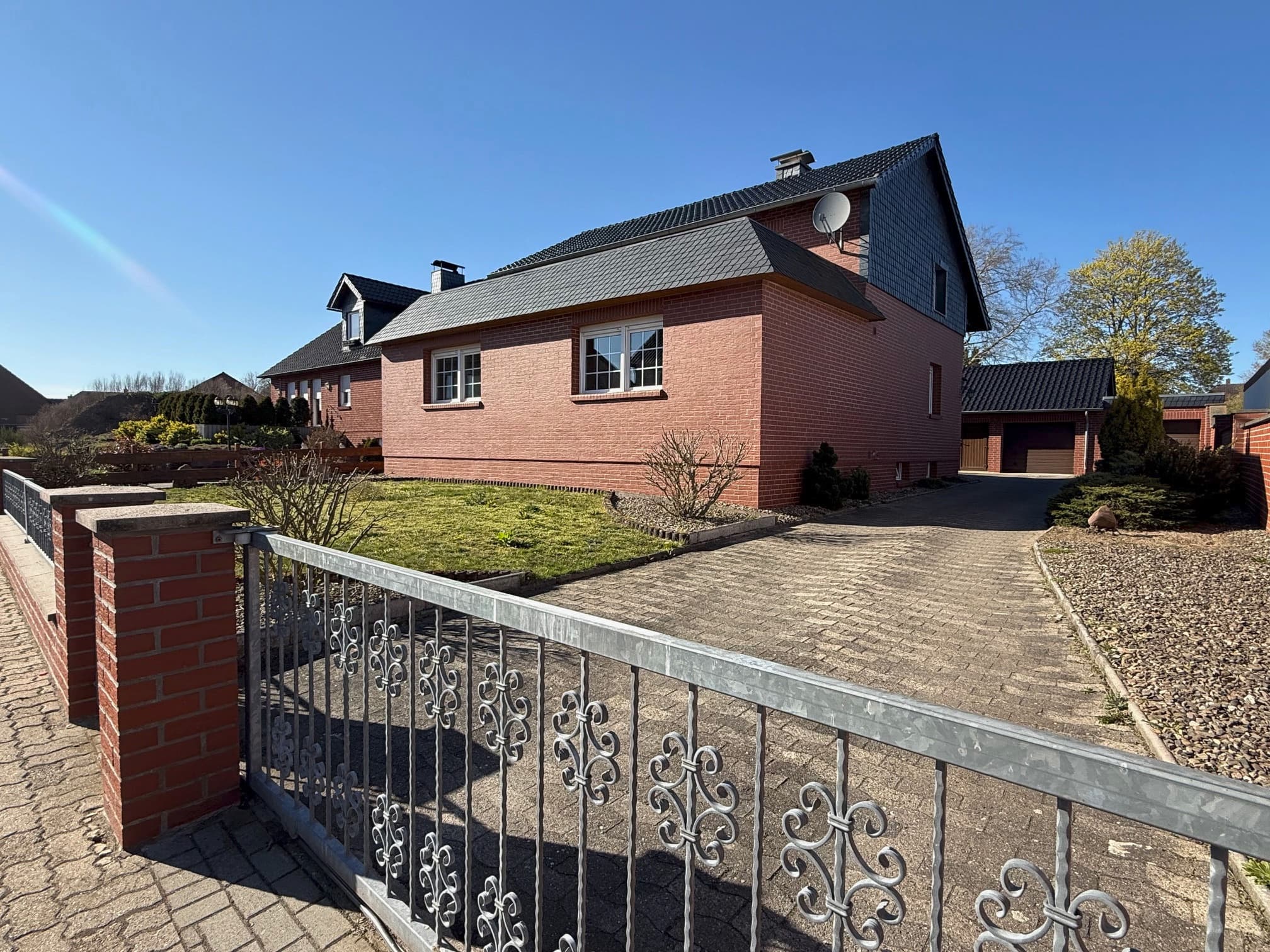 1-2-Familienhaus mit Wohlfühlatmosphäre,Balkon,Doppelgarage uvm. in Emmerstedt