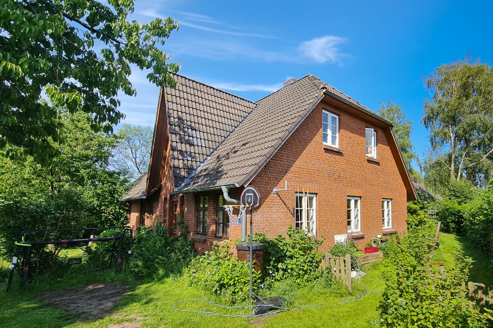 Viel Platz, energetisch gut, Husum und Meer ganz nah: großes Einfamilienhaus mit Einliegerwohnung.