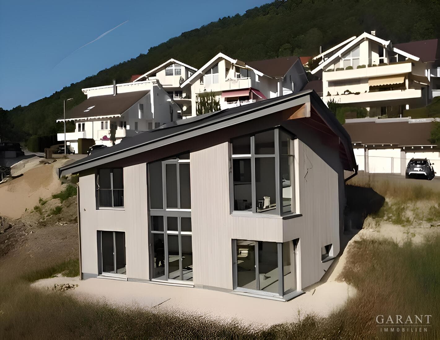 Sonnenverwöhnte Stil-Ikone mit Aussicht ins Tal