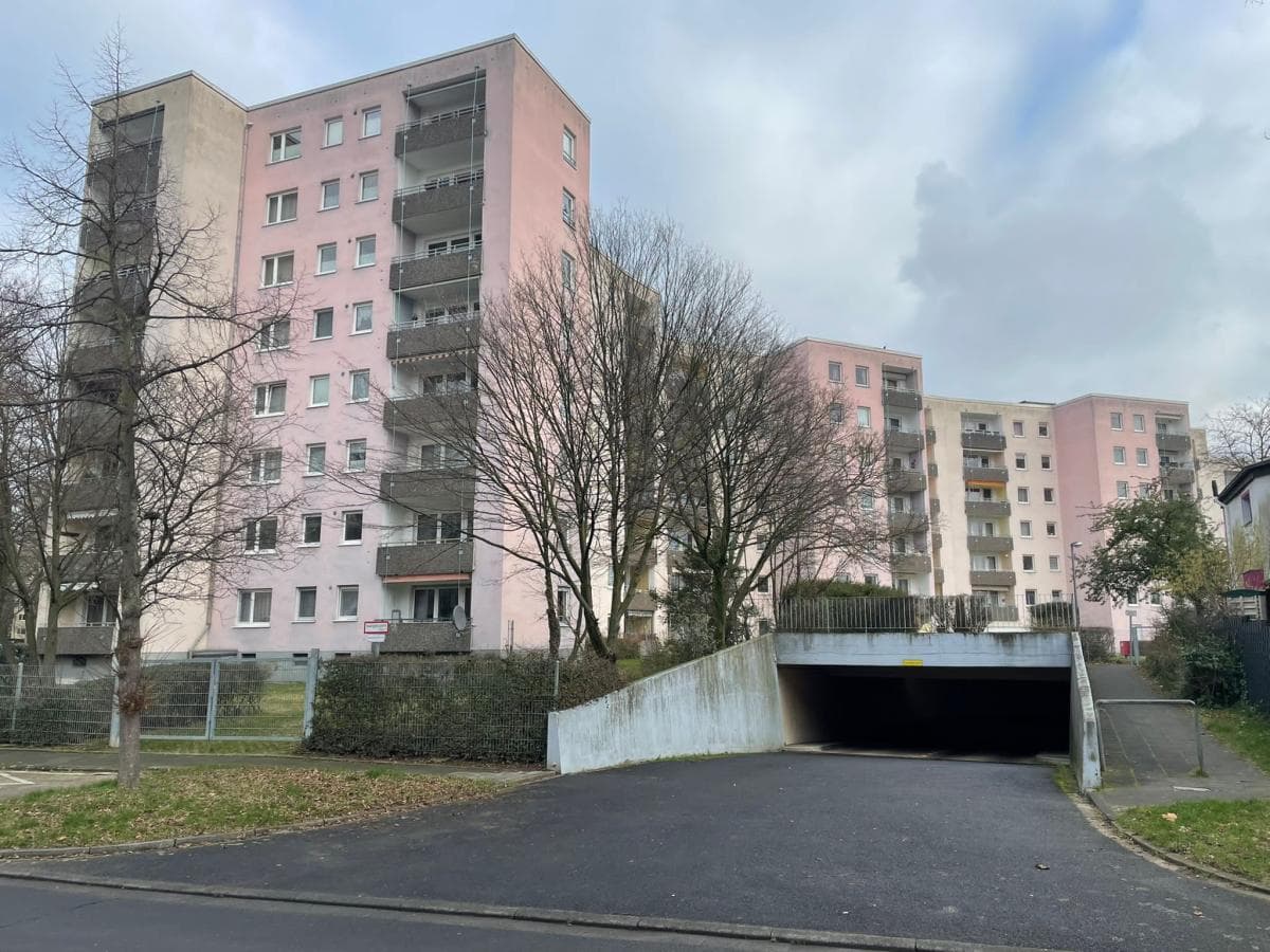 Tiefgaragenstellplatz in Köln Finkenberg/Porz Konrad Adenauer Str. zu verkaufen.