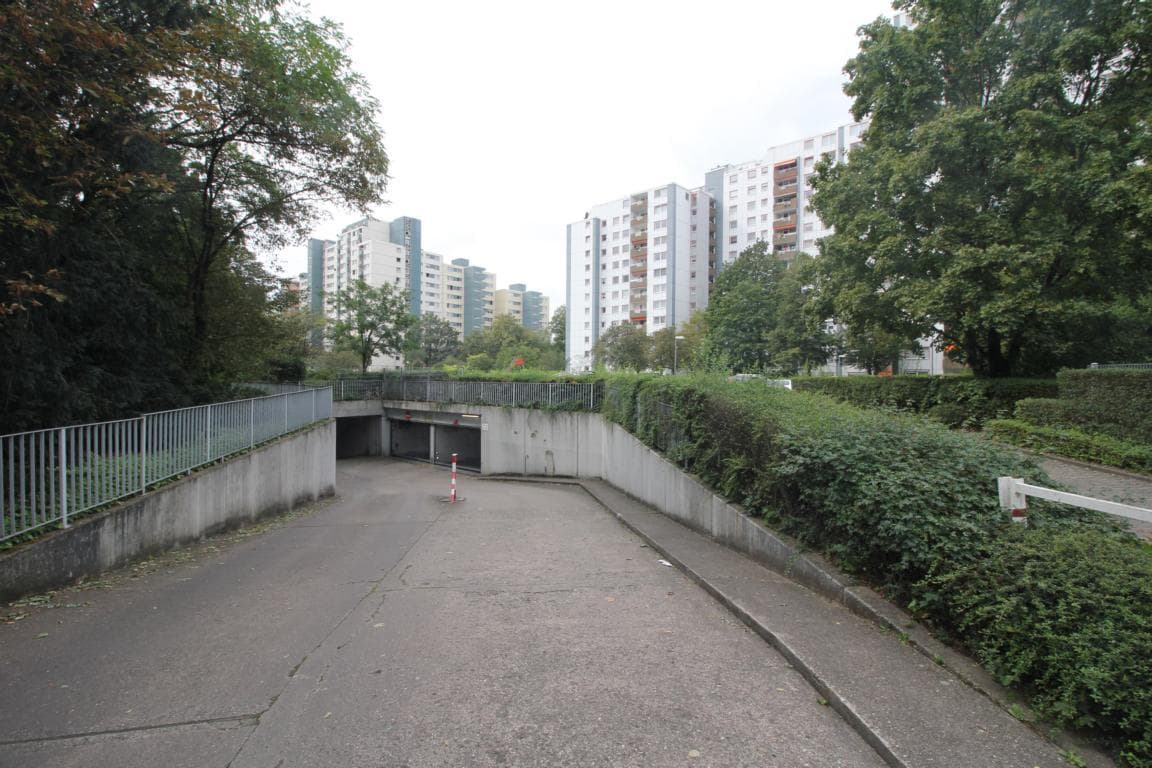 Vermietete Garage in Köln-Porz (Tiefgaragenstellplatz mit Garagentor) zu verkaufen.