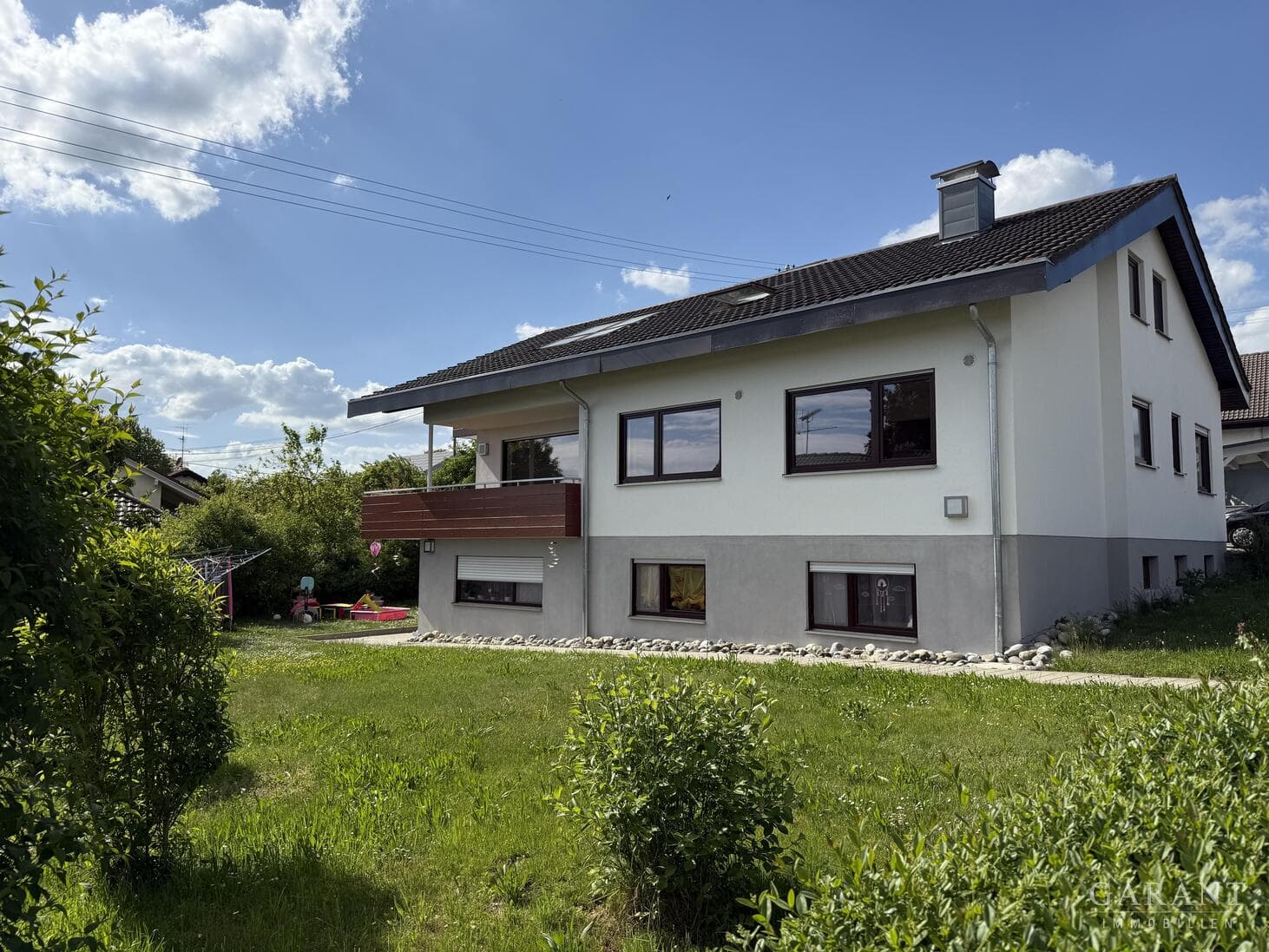 Bezugsbereites Mehrfamilienhaus mit vielfältigen Nutzungsmöglichkeiten und schönem Garten!