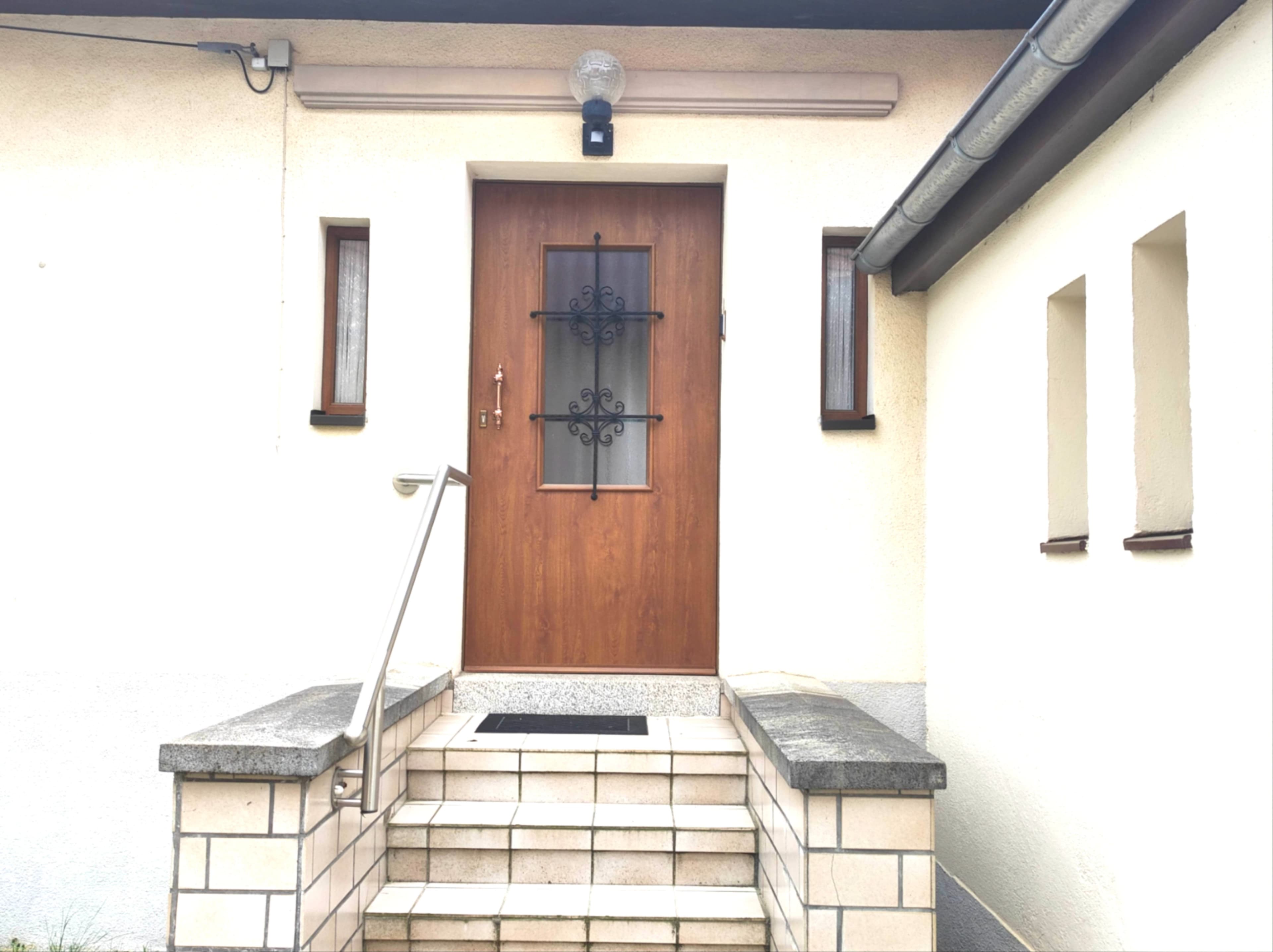 Einfamilienhaus in zentraler Ortslage auf großem Grundstück in Windischleuba zu verkaufen.
