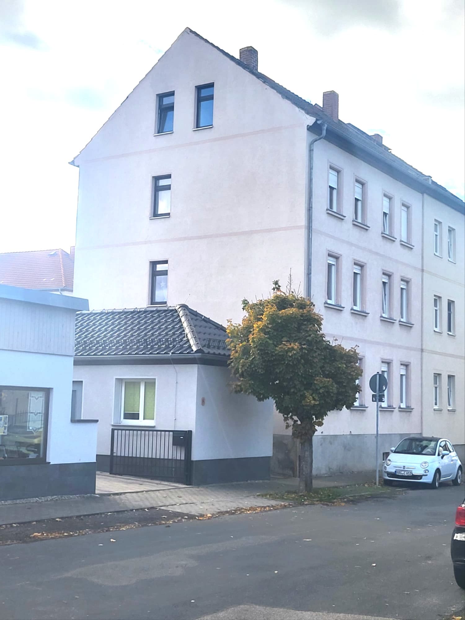 Mehrfamilienhaus mit 3 vermieteten Wohnungen in zentraler Lage von 04613 Lucka zu verkaufen.