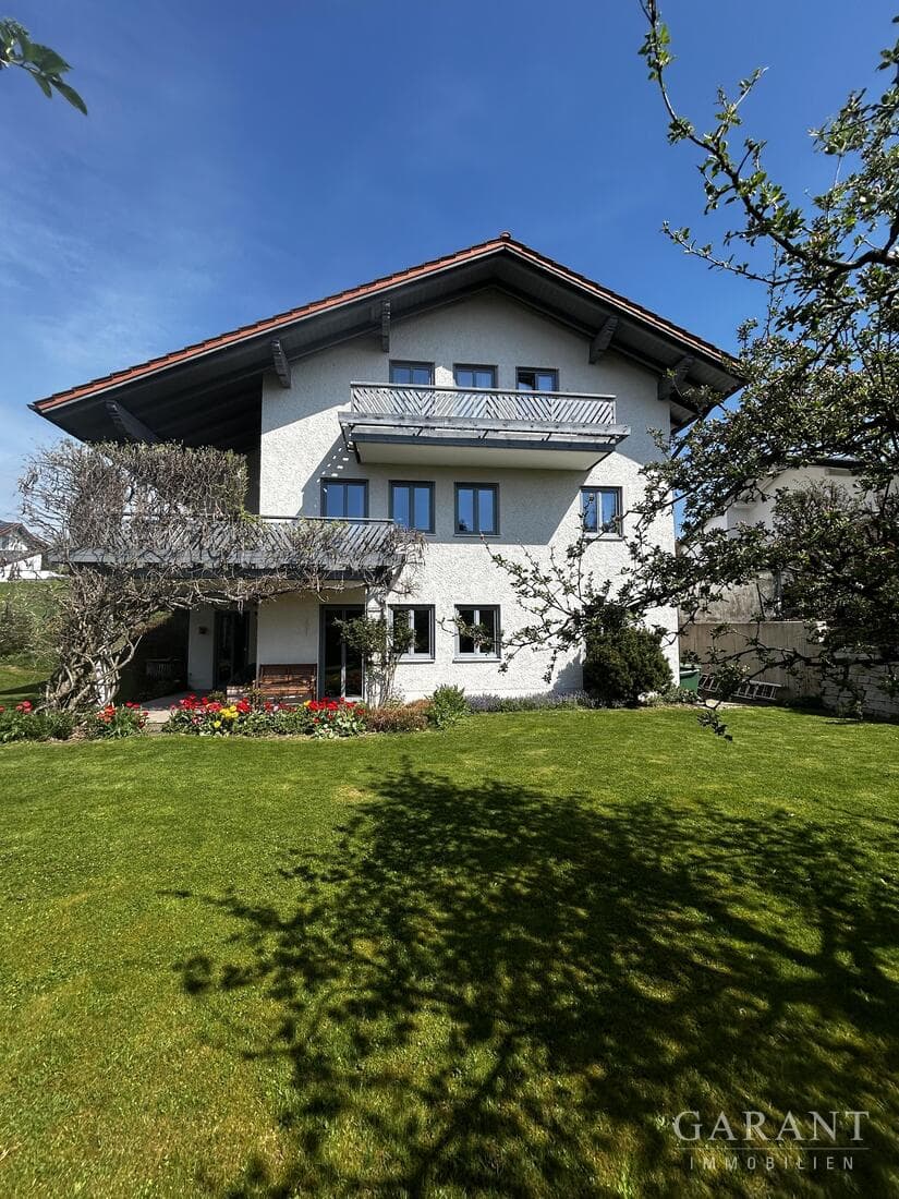 Schönes Einfamilienhaus mit großer Einliegerwohnung und Traumgarten in leichter Hanglage