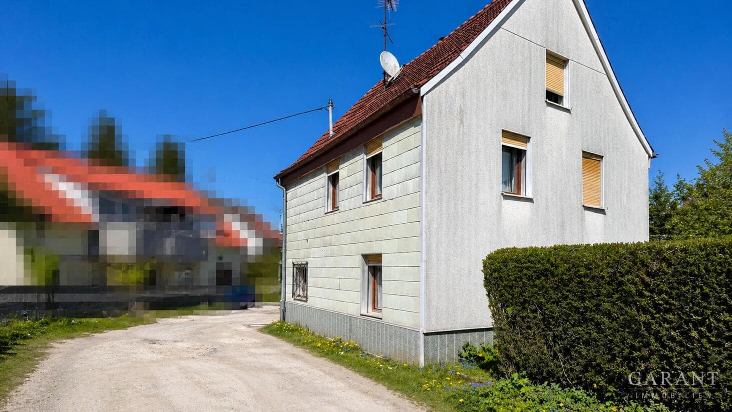 Liebenswertes Einfamilienhaus mit Garage und Terrasse - renovierungsbedürftig - in zentraler Lage
