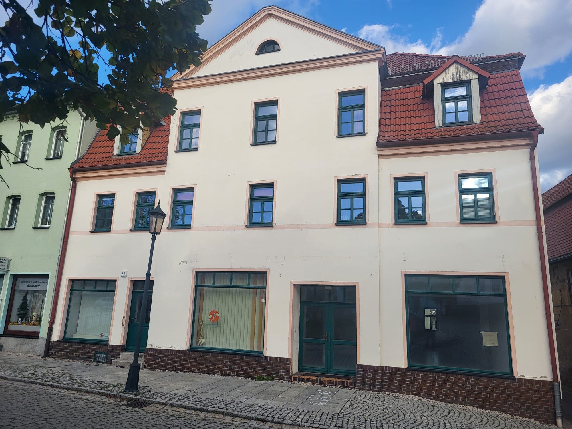 Mehrfamilienhaus mit 3 vermieteten Wohnungen und 2 Ladenflächen im Zentrum von Lucka zu verkaufen