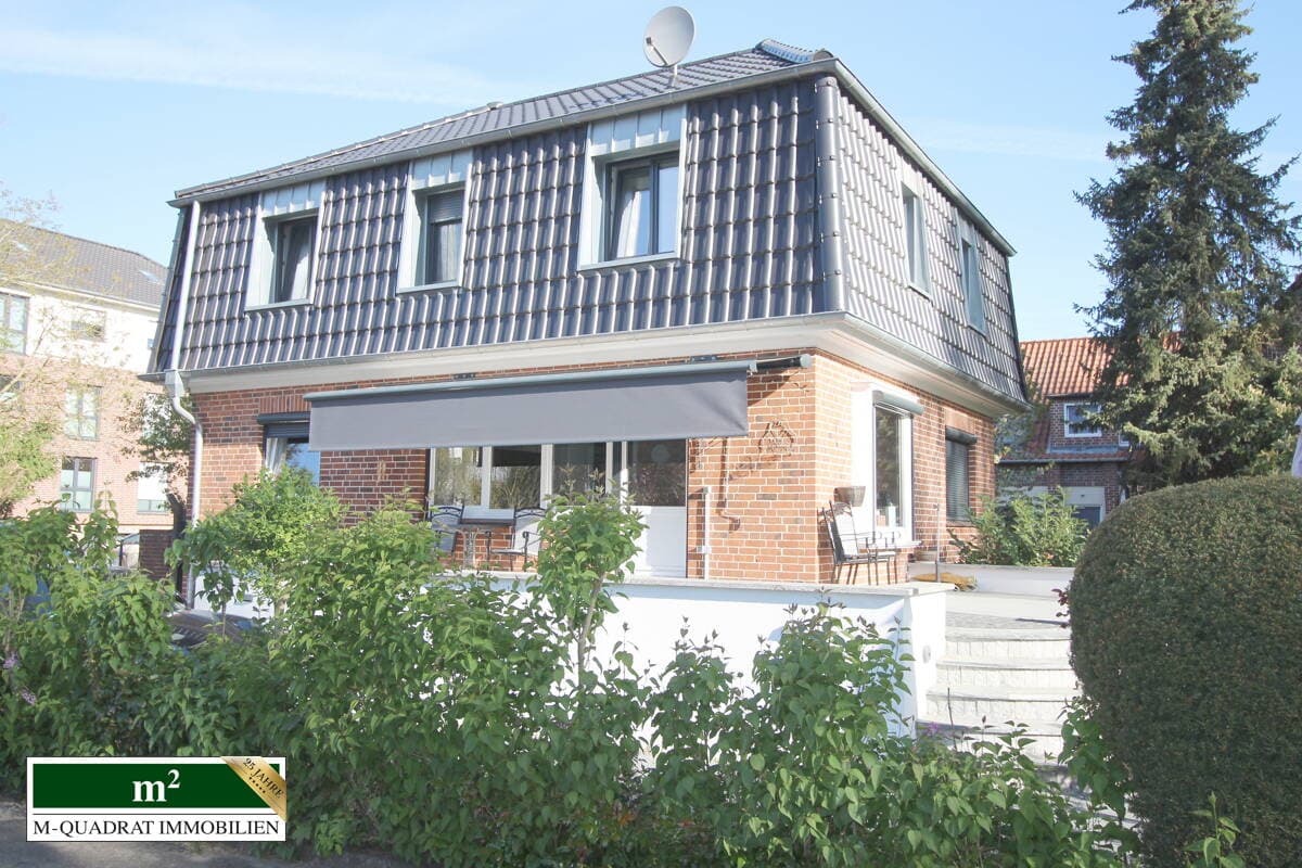 VILLA MIT KRÜPPELWALMDACH EG, OG & VOLLKELLER MOD. 2015 & AUSBAUOPTION IN PREMIUMLAGE IM ROTEN FELD!