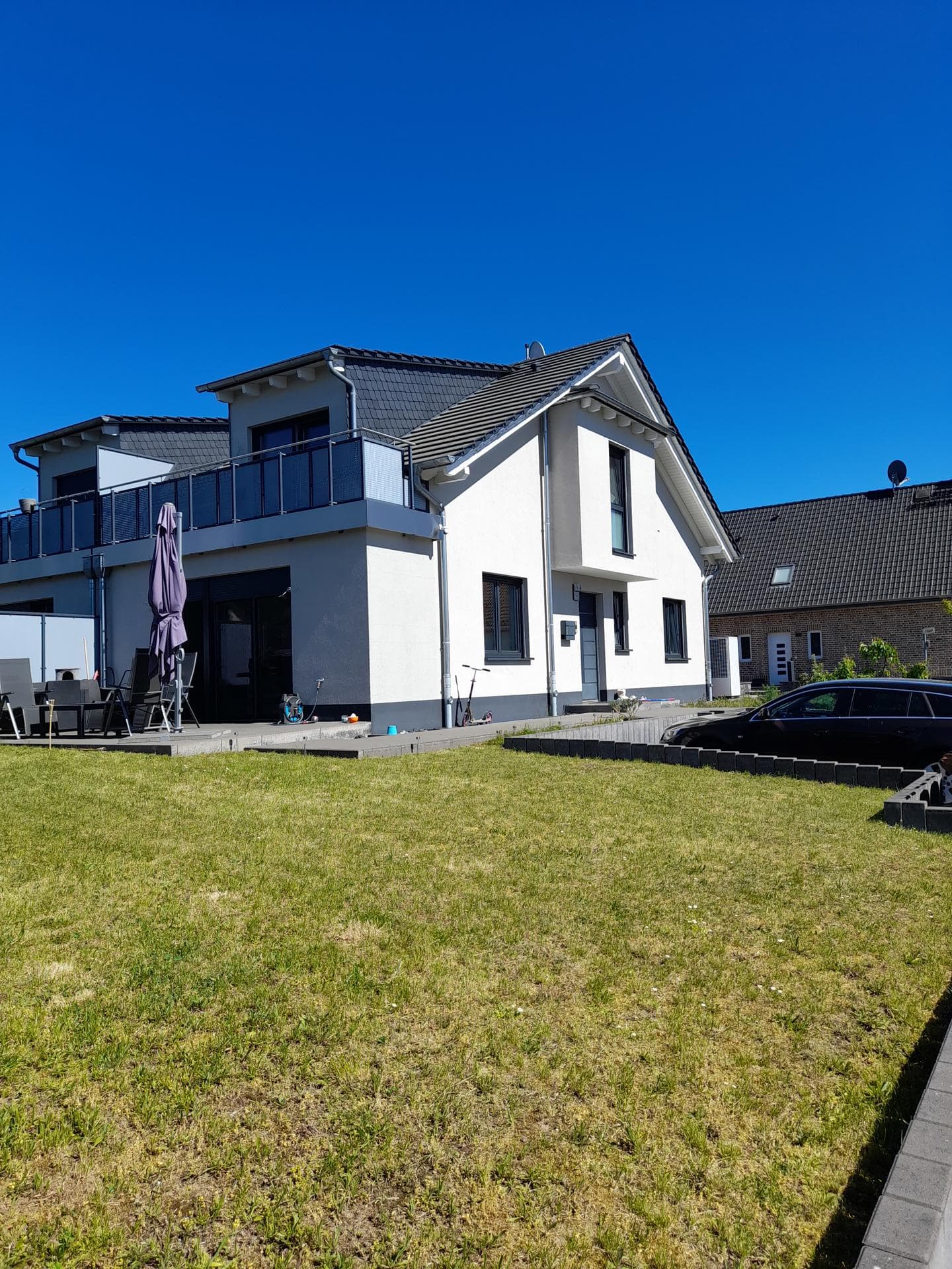 Neuwertige Doppelhaushälfte mit großem Garten in ruhiger Lage