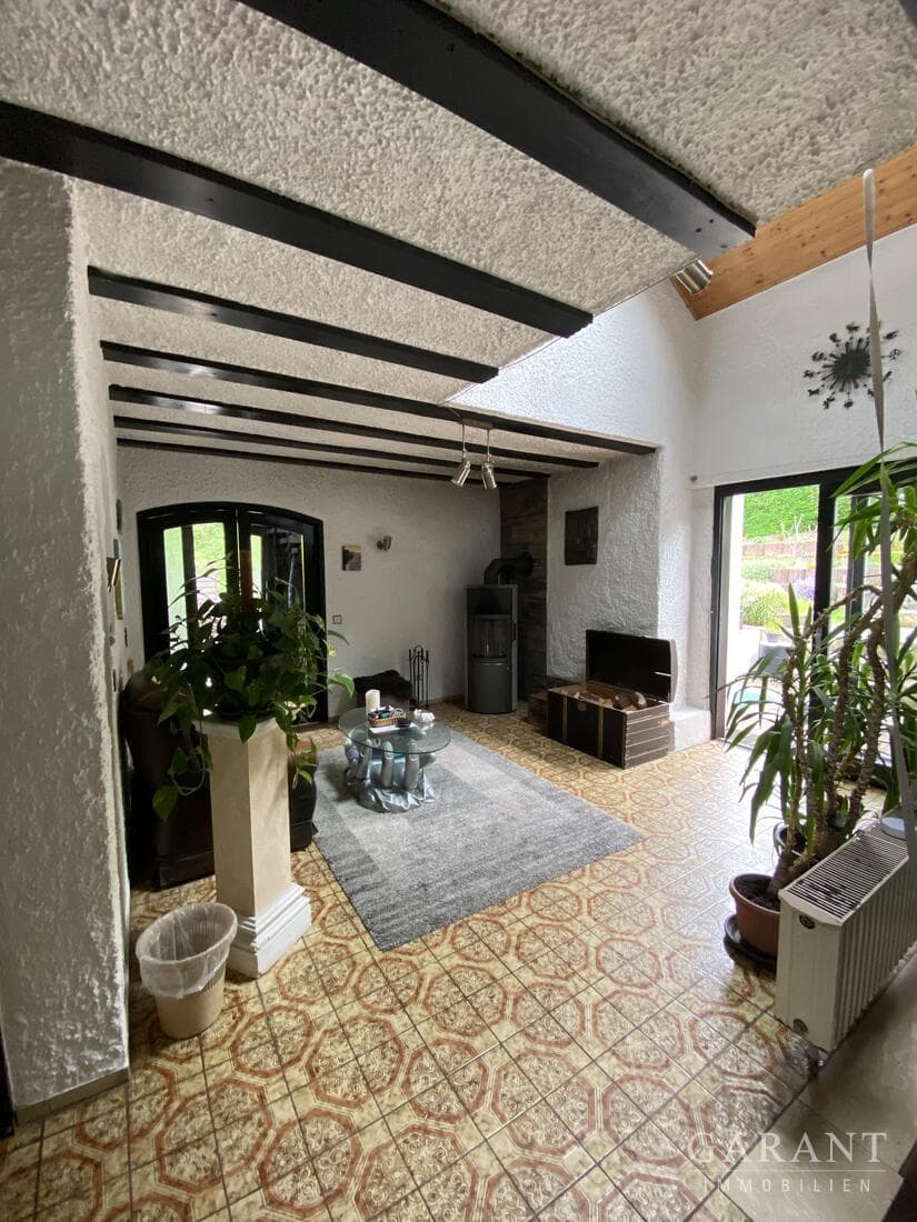 Wohnen mit Mainblick - Gepflegtes Einfamilienhaus mit Ferienwohnungen, Pool & traumhaftem Garten