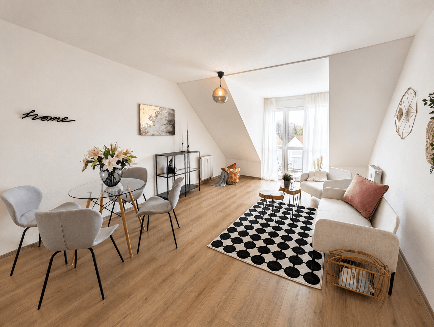 Wohnzimmer mit Balkon