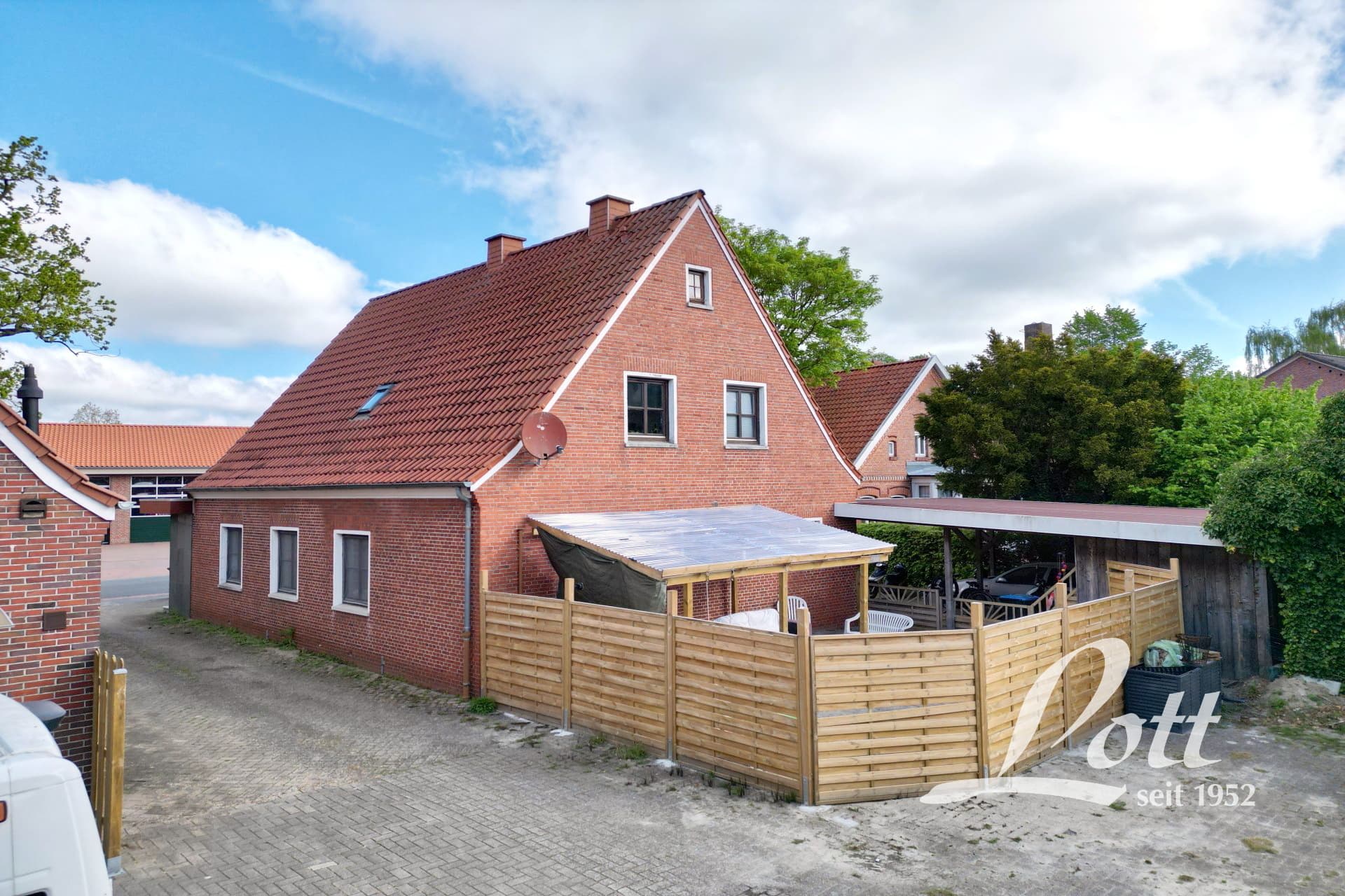 +++ Vermietetes Zweifamilienhaus in zentraler Ortslage von Hollen - Bruttorendite ca. 5,28 % +++