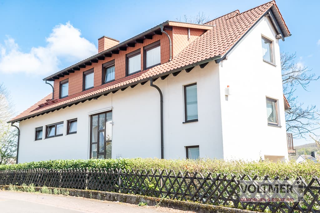 CHARAKTER - großzügige Maisonettewohnung mit zwei Garagen und Schwimmhalle in Schiffweiler!