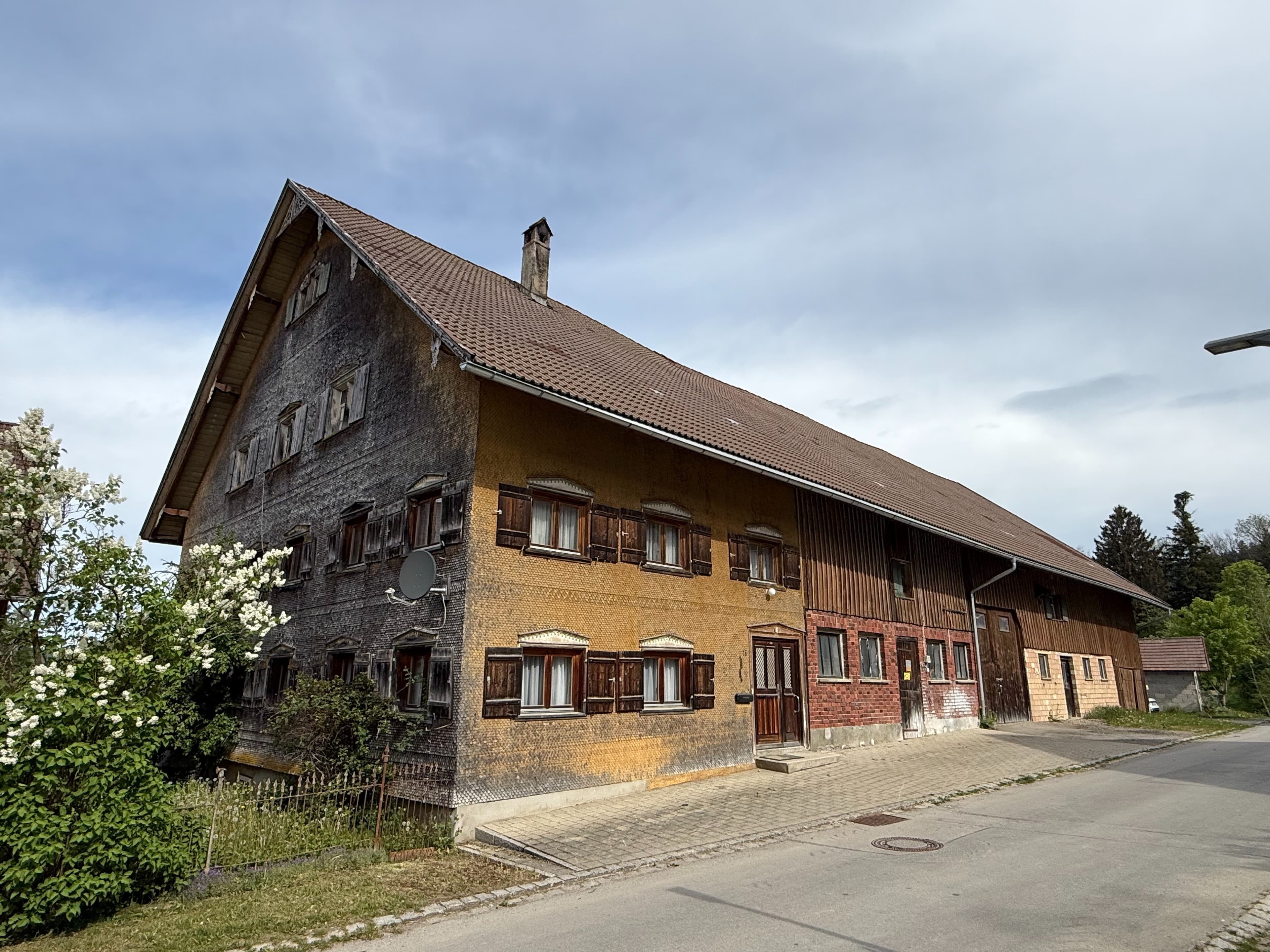 Sanierungsbedürftiges Bauernhaus in einem Teilort von Isny * 900 m² Wohn- und Nutzfläche *