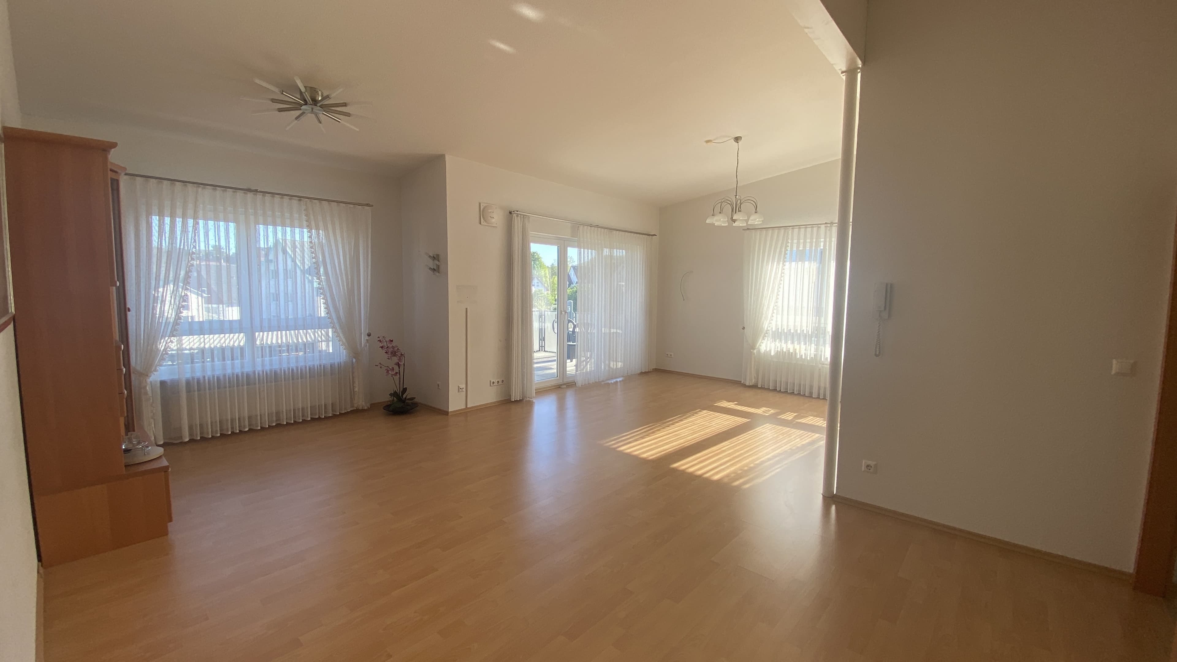 Lichtdurchflutete Wohnung mit Aufzug, Balkon und Einzelgarage