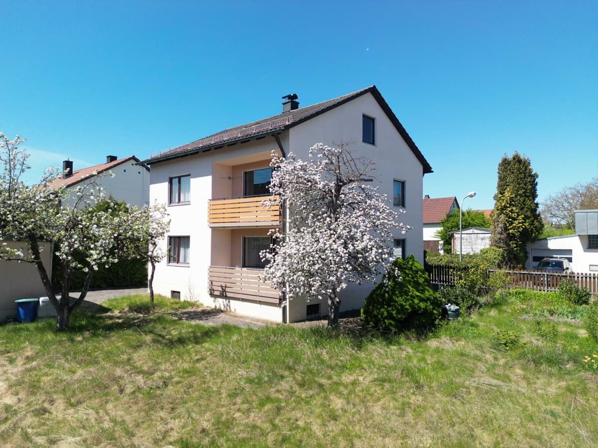 Charmantes Zweifamilienhaus in Weiden mit Garten, Doppelgarage und viel Gestaltungspotenzial