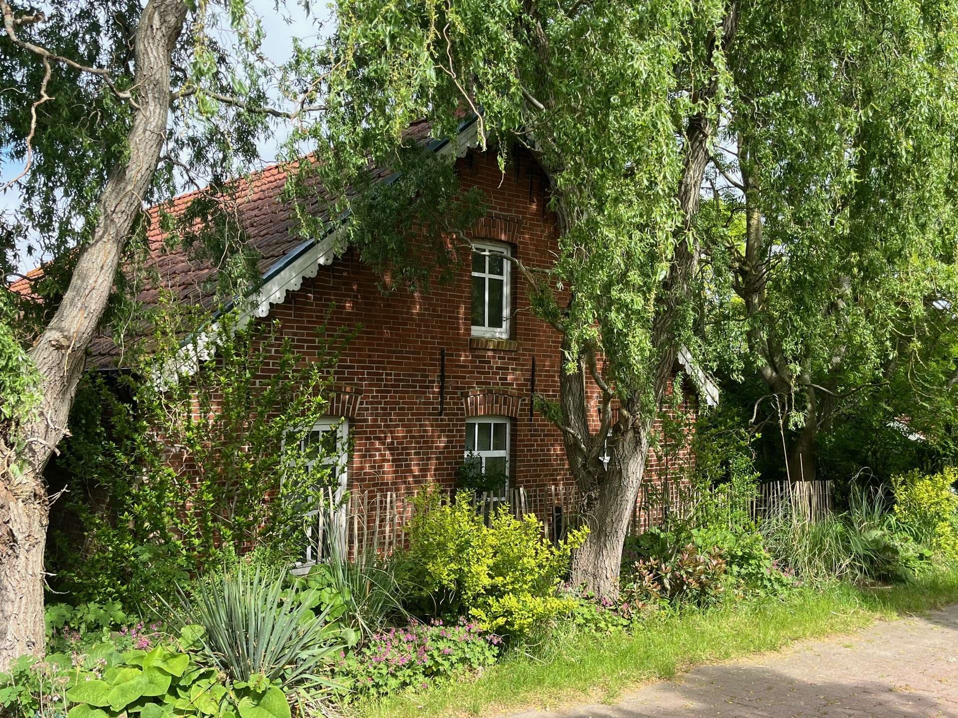 Klein, urig, echt ostfriesisch. Einfamilienhaus auf großem Grundstück.