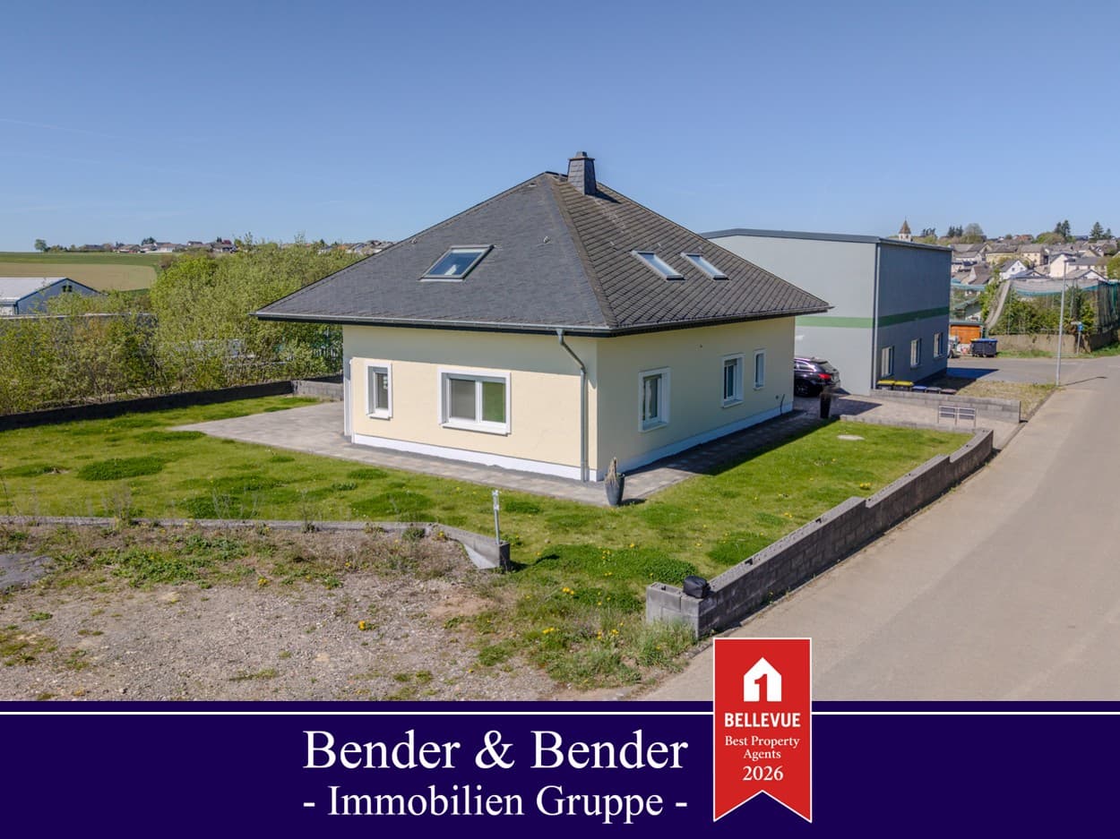 Neuwertiger Walmdachbungalow mit ELW (vermietet) &
sep. Gewerbehalle!