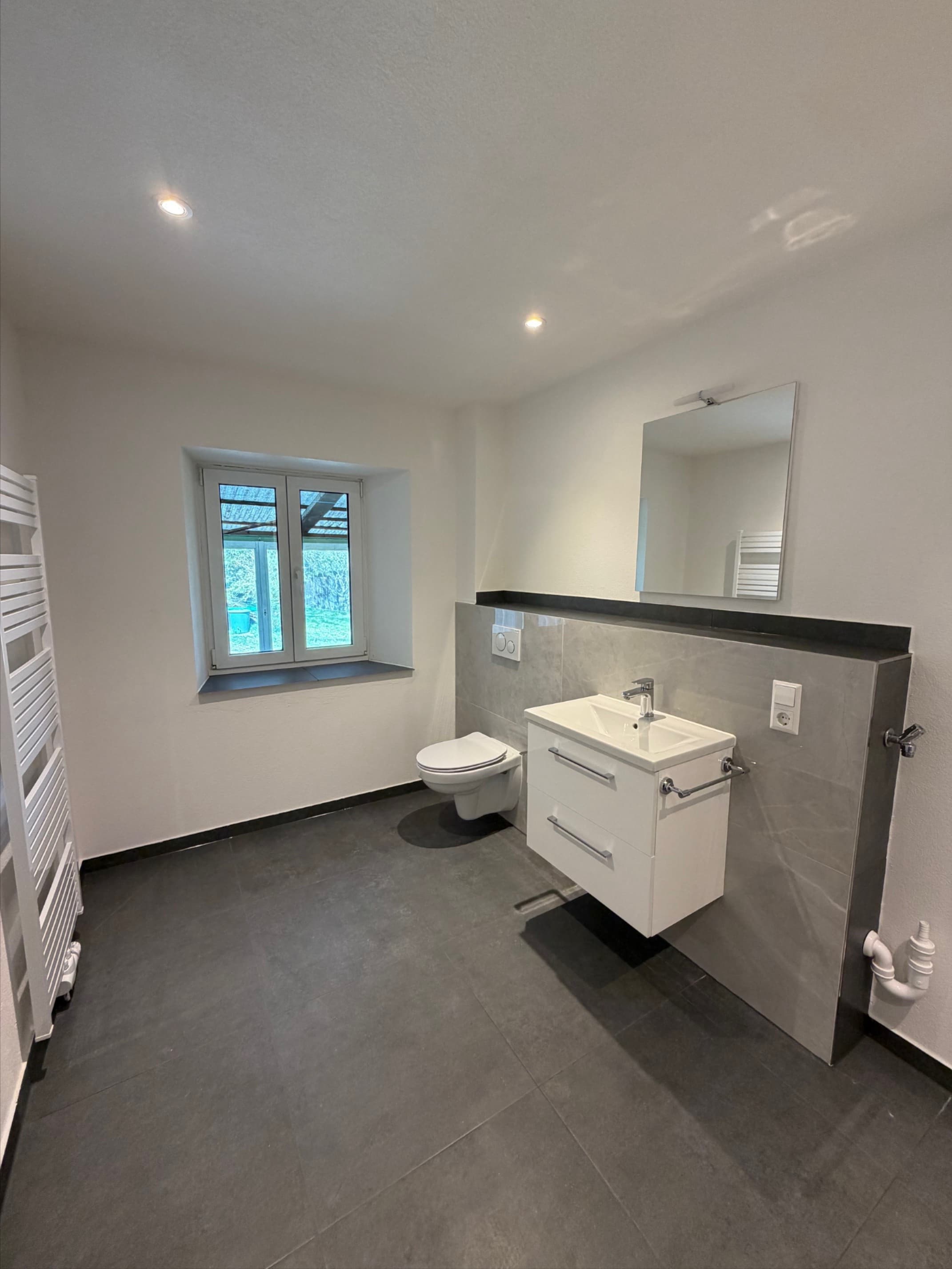 Erstbezug 3-Zimmer Wohnung mit Terrasse eigenem Garten und Wintergarten / Frisch Renoviert
