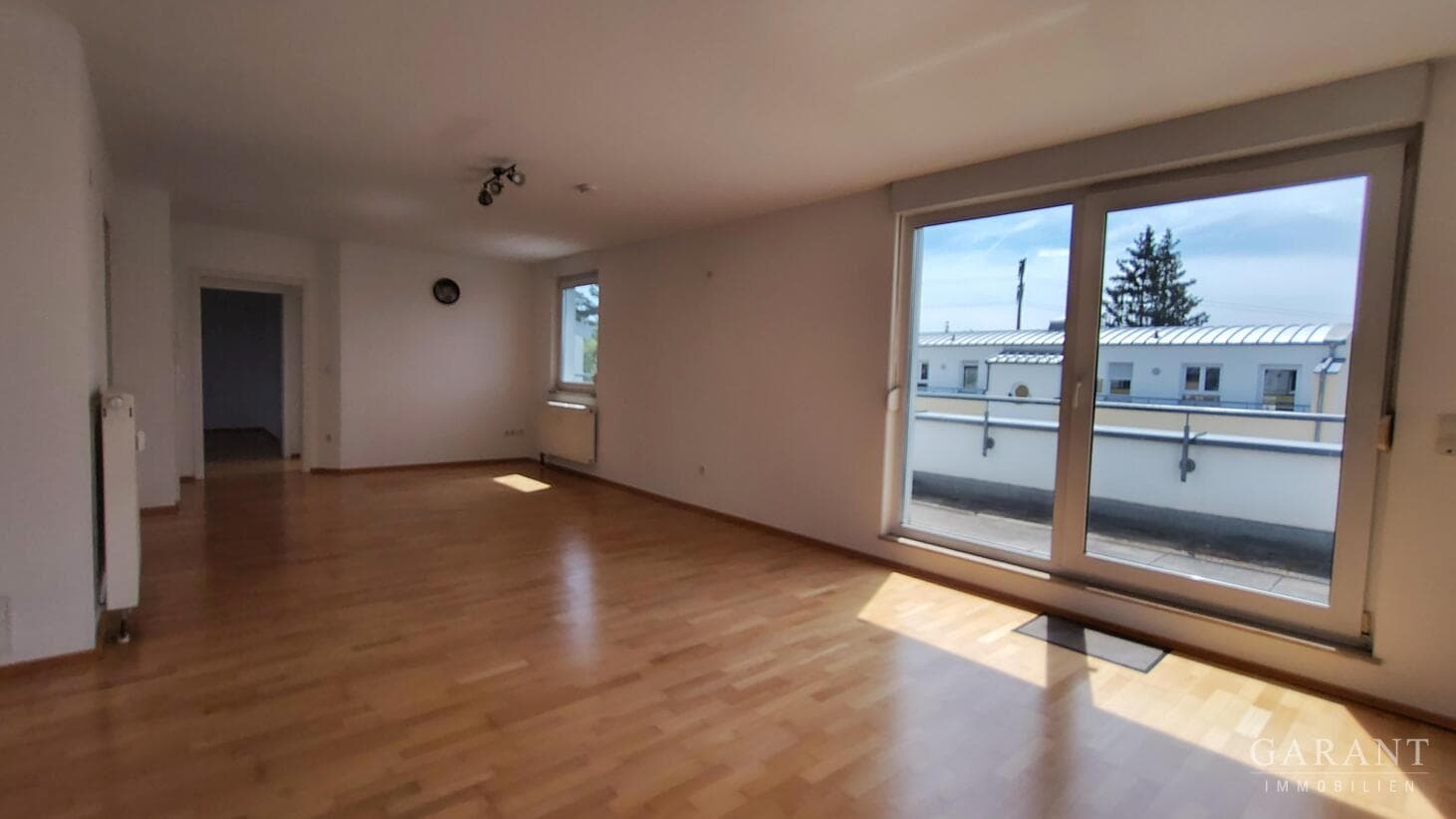 Moderne Dachwohnung ohne Schrägen - 3 Balkone & viel Licht in Schwaig