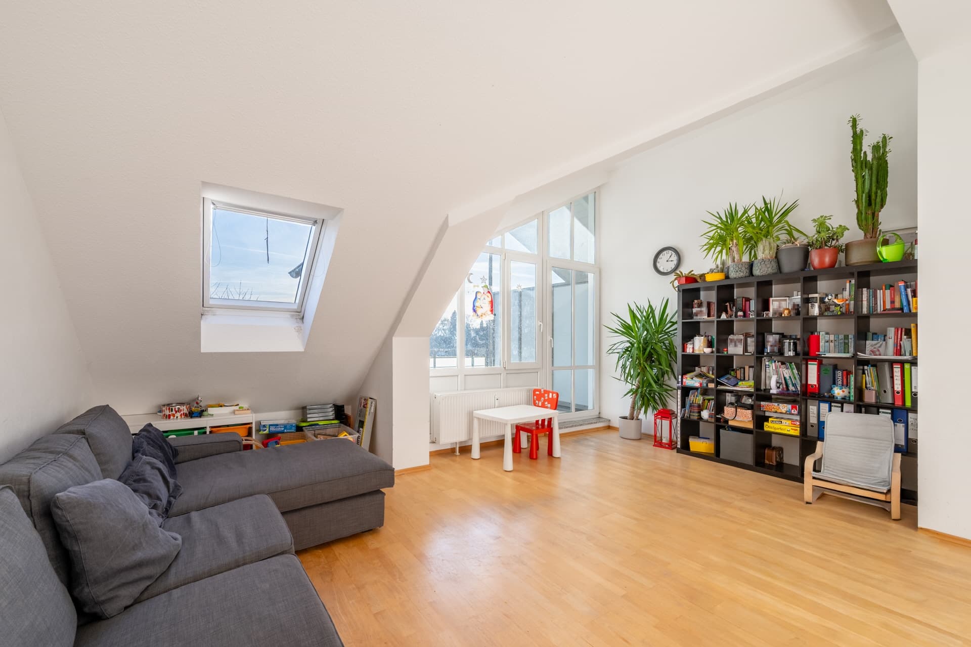 AIGNER - Lichtdurchflutete 3-Zimmer-Dachgeschosswohnung mit Südbalkon in Neukeferloh