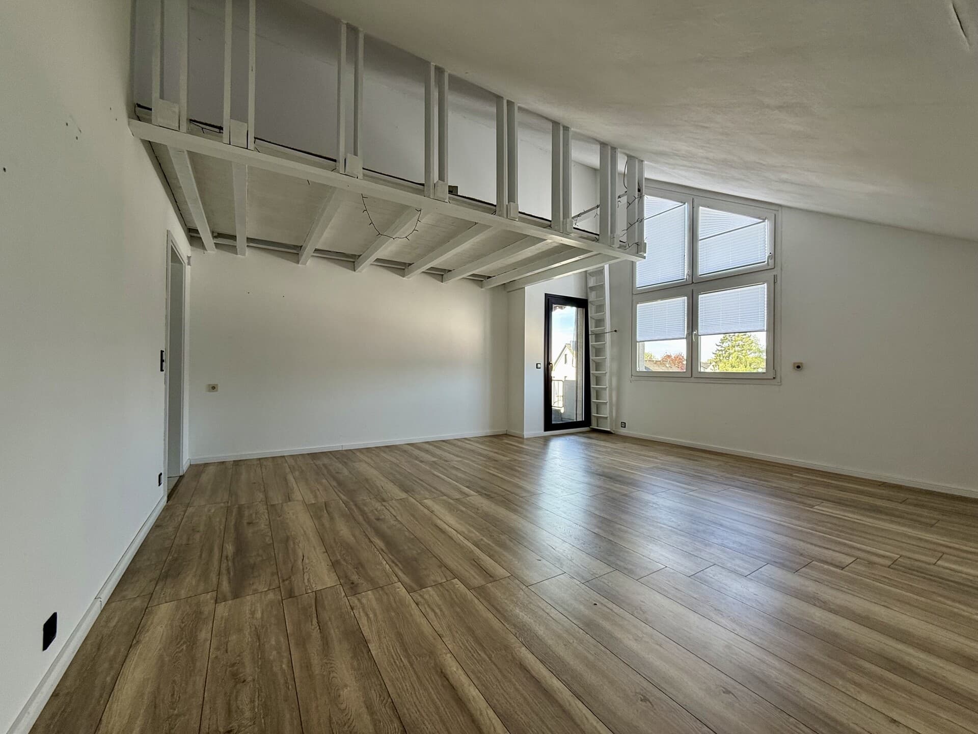 Fröndenberg-Westick: Eigentumswohnung der besonderen Art mit Balkon plus Tiefgaragenstellplatz!