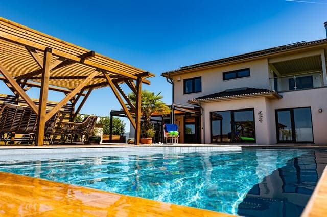 Luxusvilla mit Infinity-Pool & unverbaubarem Moselblick bis nach Luxemburg