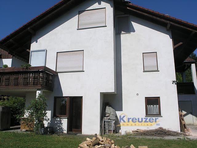 Ruhig Lage * Bezugsfrei * Renoviert - Hübsche 2 Zi.-Wohnung in Teilort von Berg ! 