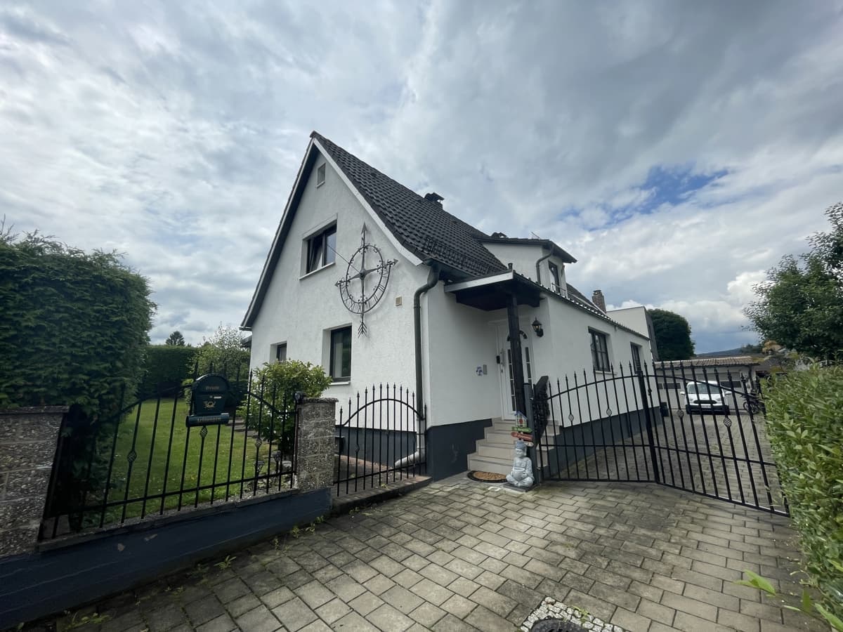 Viel Platz für die ganze Familie – großzügiges Einfamilienhaus mit 8 Zimmern!
