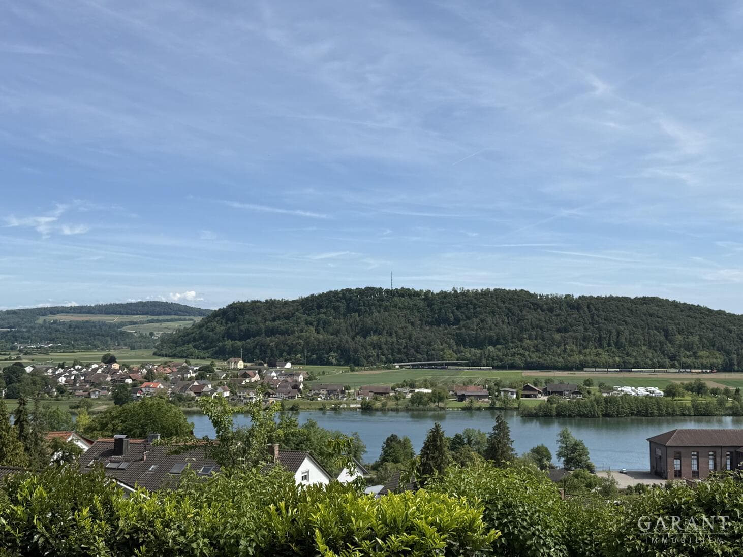 Traumhafte Dachgeschoss-Wohnung mit Blick über die Stadt, zum Rhein und zu den Alpen - bezugsbereit!