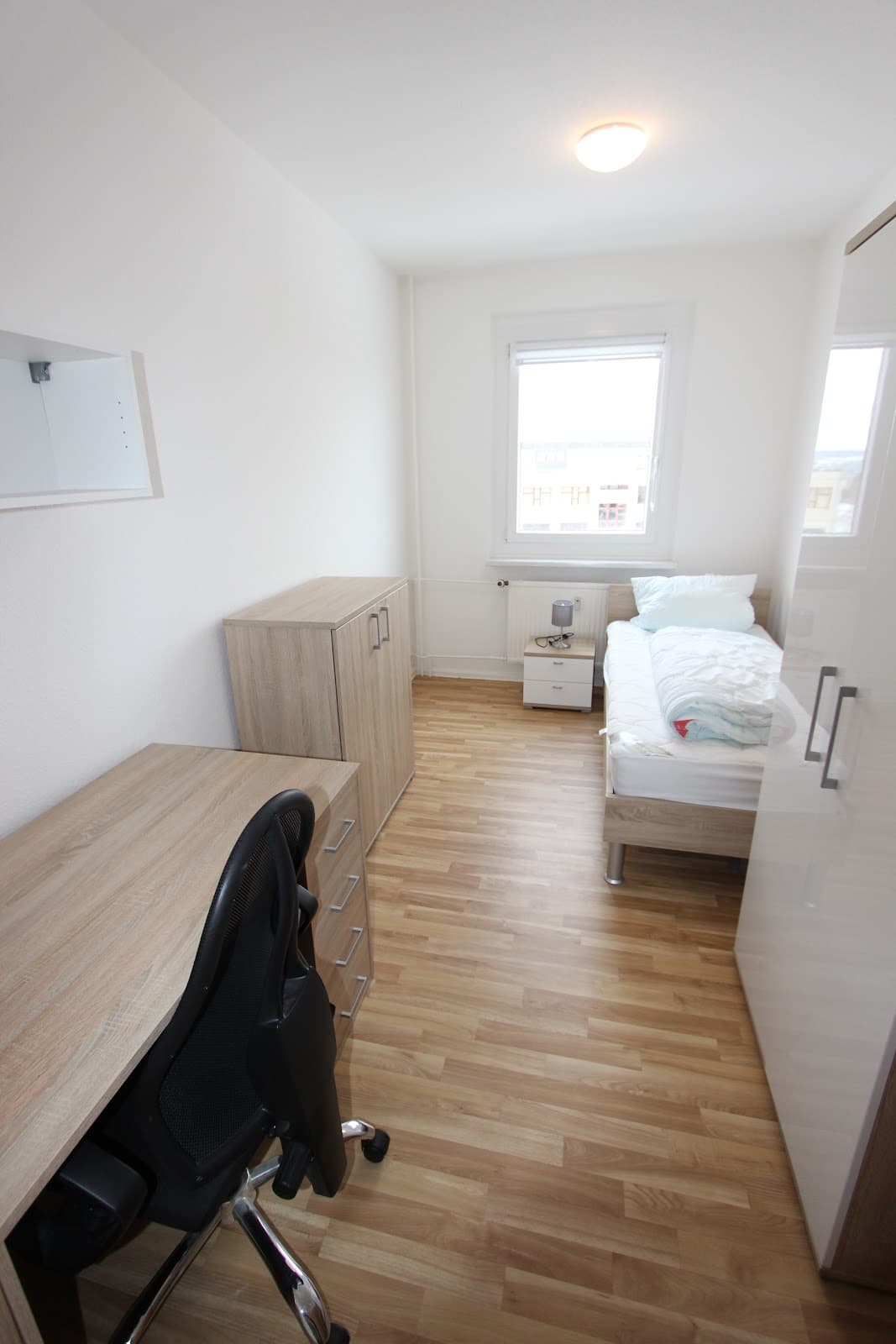WG-Zimmer mit Balkon und Küche