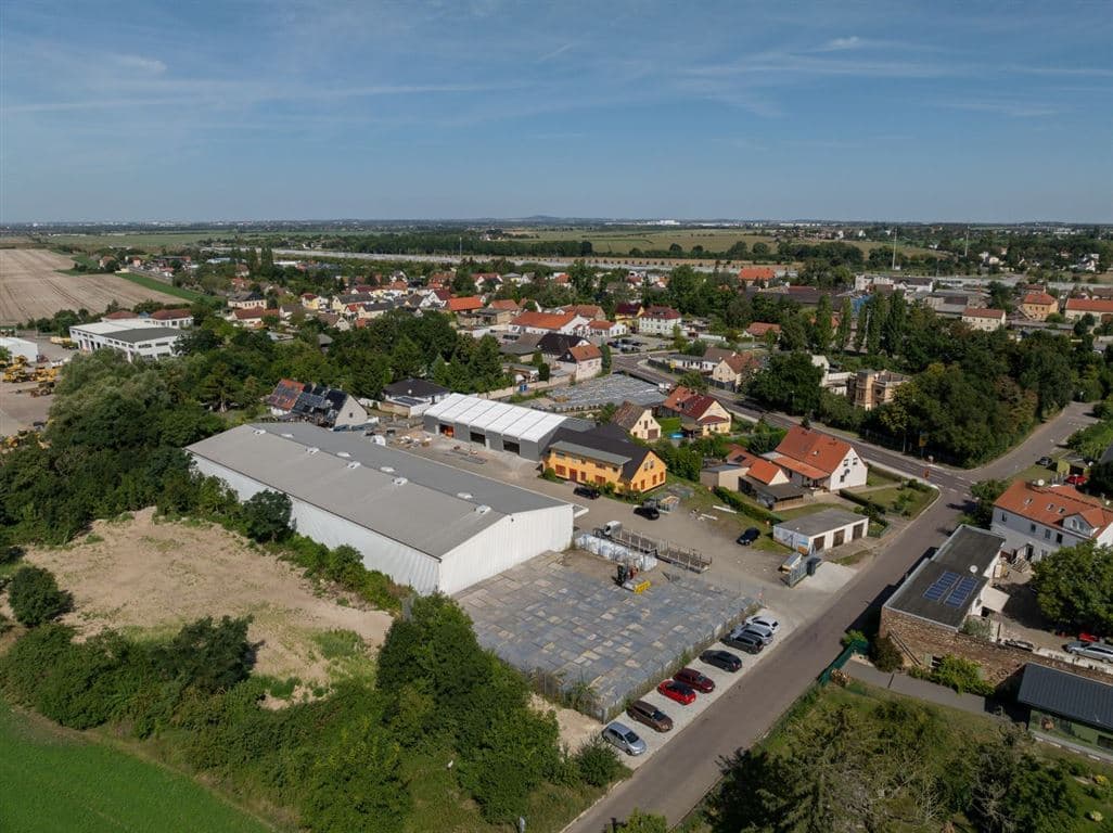 Vermietung einer 2000 m2 großen Freifläche - Nutzungsart auf Anfrage -
für 3000 Euro/Monat 