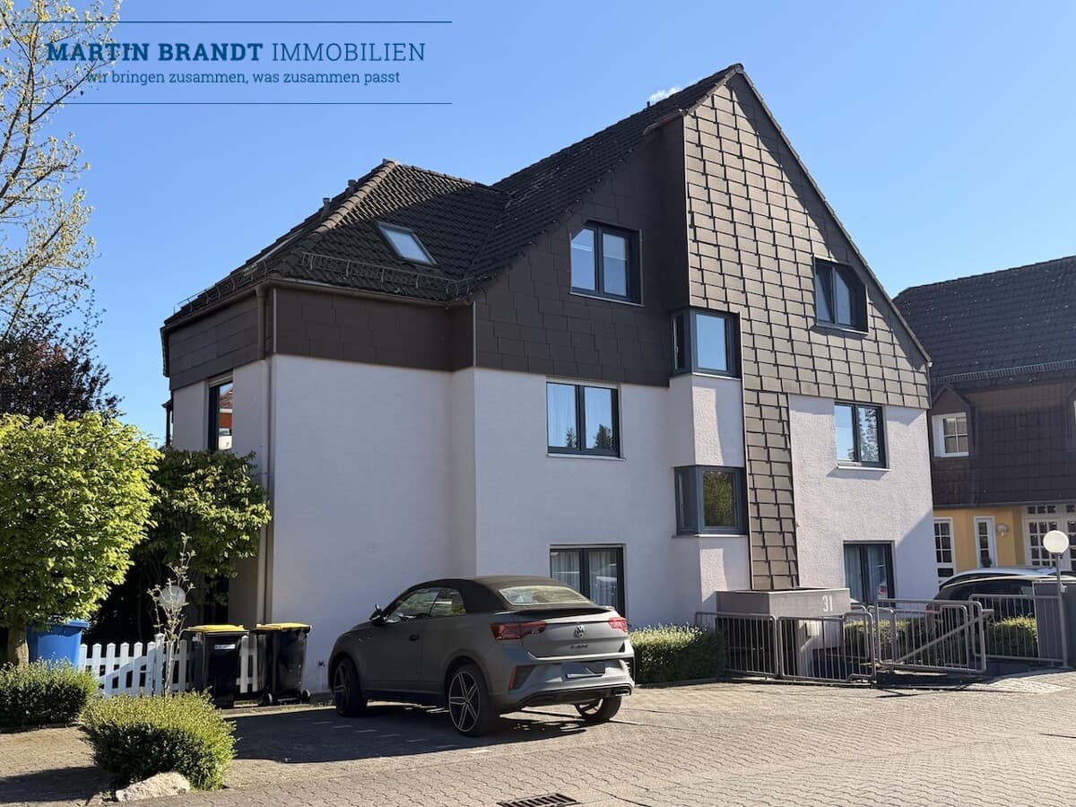 ÜBER DEN DÄCHERN VON IDSTEIN! Sonnige Dachgeschosswohnung 
mit Einbauküche, Kamin + Balkon