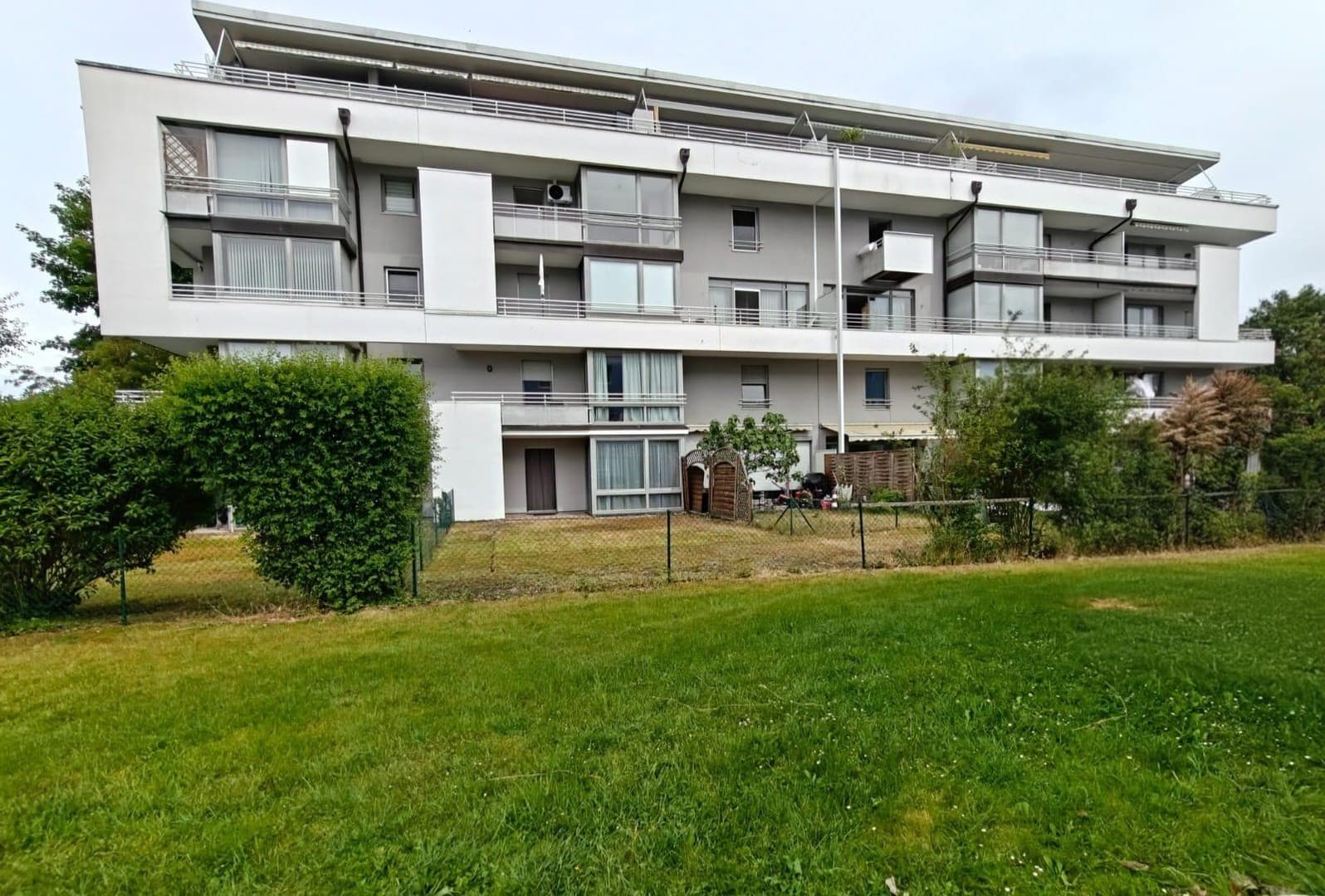 Schöne 2 Zimmer Wohnung mit großer Garten, Tiefgarage, Barrierefrei, sehr gute Lage
