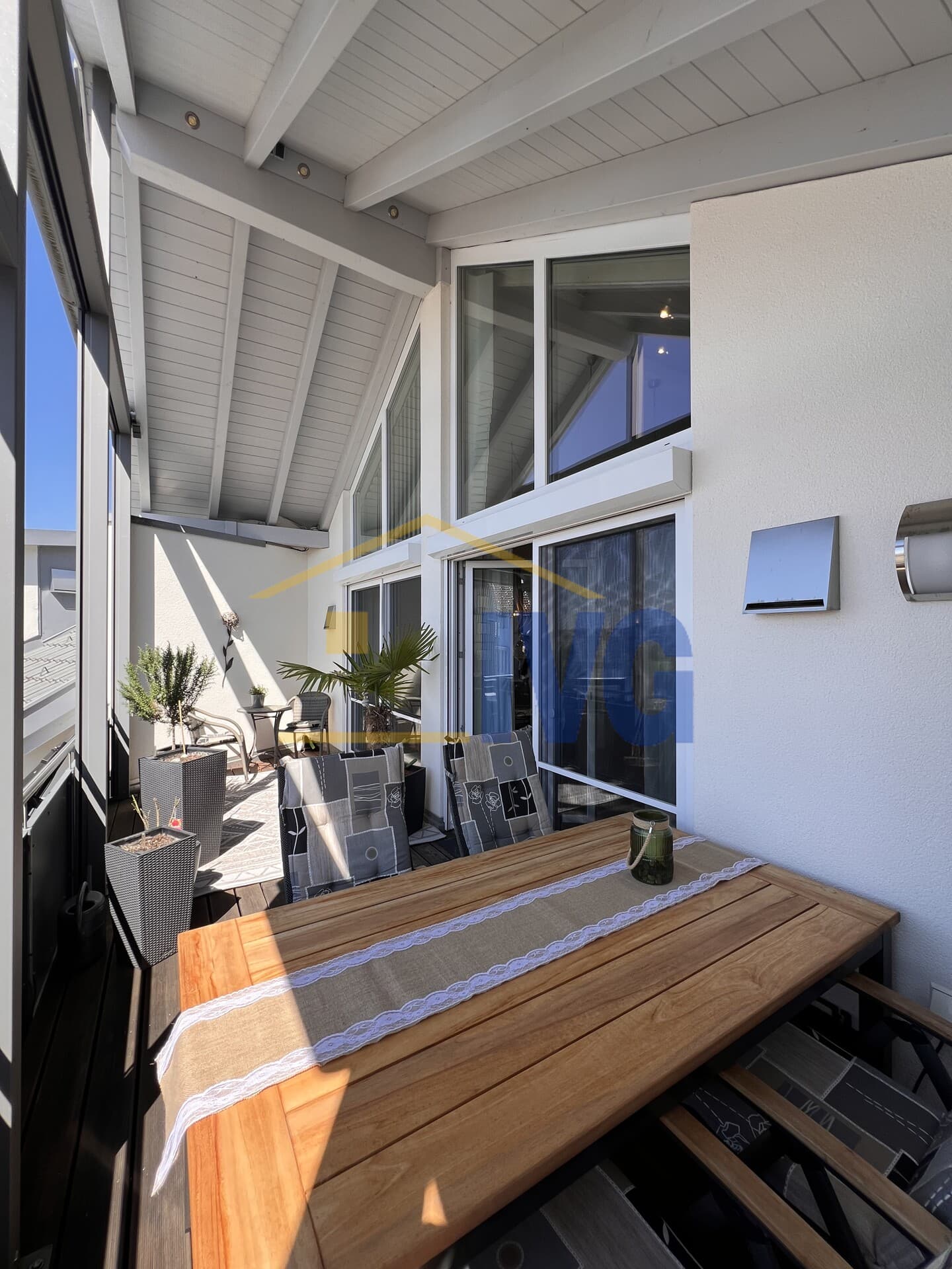 Licht, Raum, Aussicht – Hochwertige Dachgeschosswohnung mit Bergblick und Weitsicht.