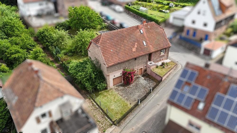 +++ Charmantes Sandsteinhaus mit Scheune, Ausbaupotenzial und traumhaftem Südgarten+++