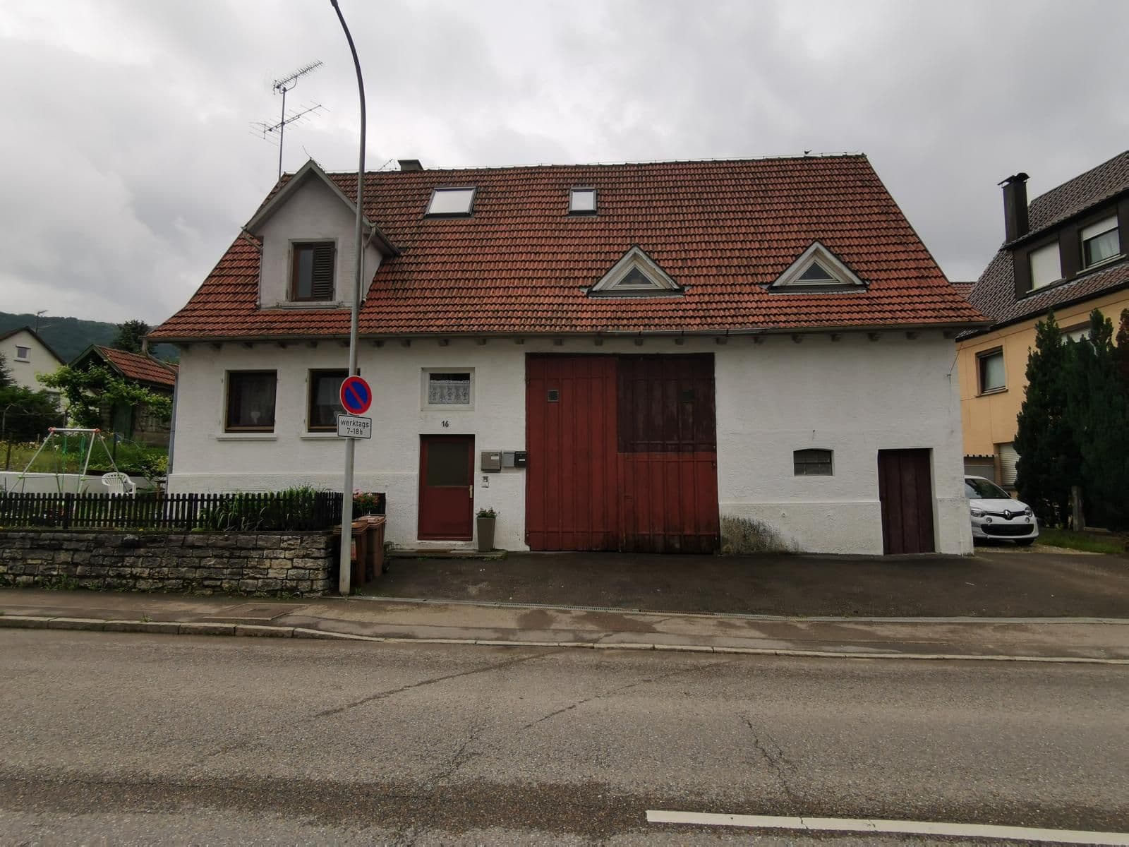 Drei Familienhaus sucht neuen Eigentümer-Rendite Objekt
