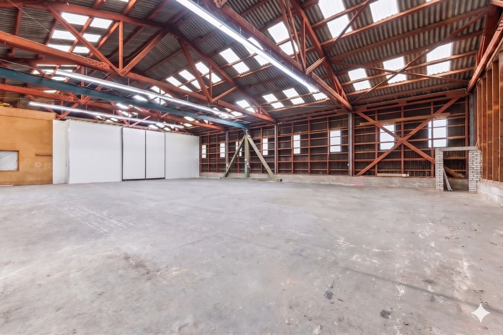 Arbeiten und Residenz vereint: Großzügige Gewerbehalle mit repräsentativer Villa