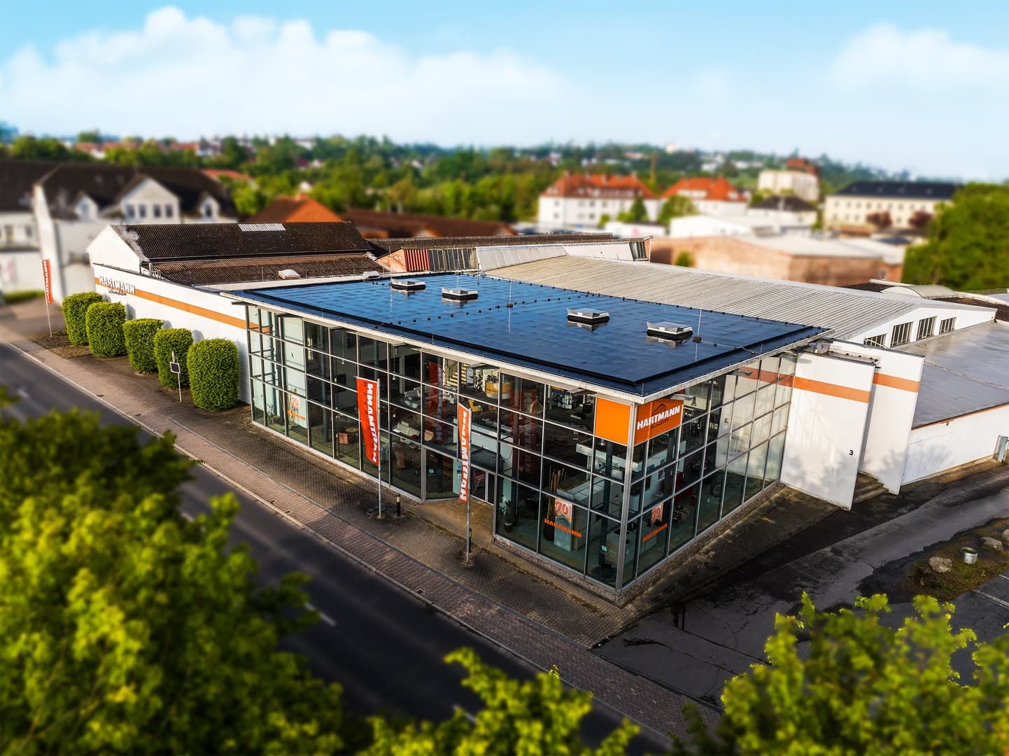 Repräsentatives Gewerbeobjekt mit Verkaufsflächen und Lagerhallen