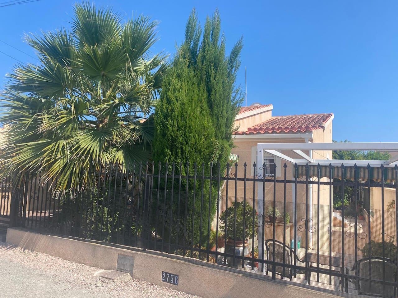 Villa mit 3 Schlafzimmern, 1 Badezimmer, Dachterrasse und Carport in ruhiger Lage