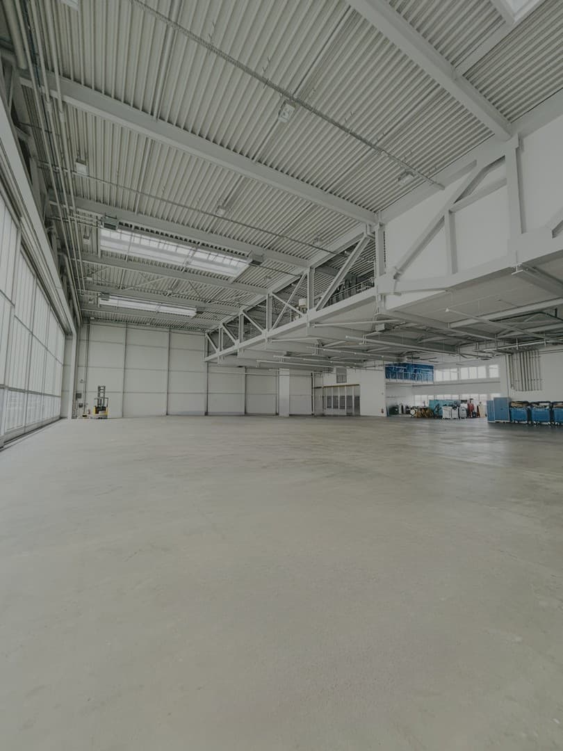 Exklusiver Hangar mit Flugfeldzugang – Werkstatt, Büro & Vorfeld | Neuhausen ob Eck