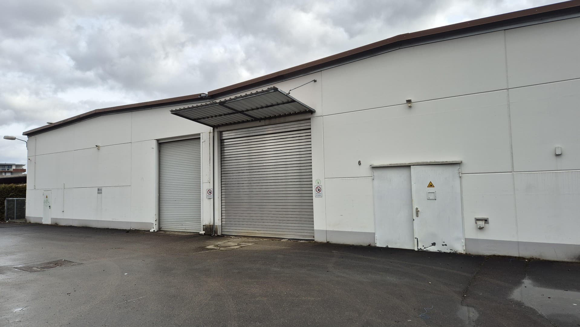Gewerbehallen mit elektrischem Rolltor in Langenau zu vermieten