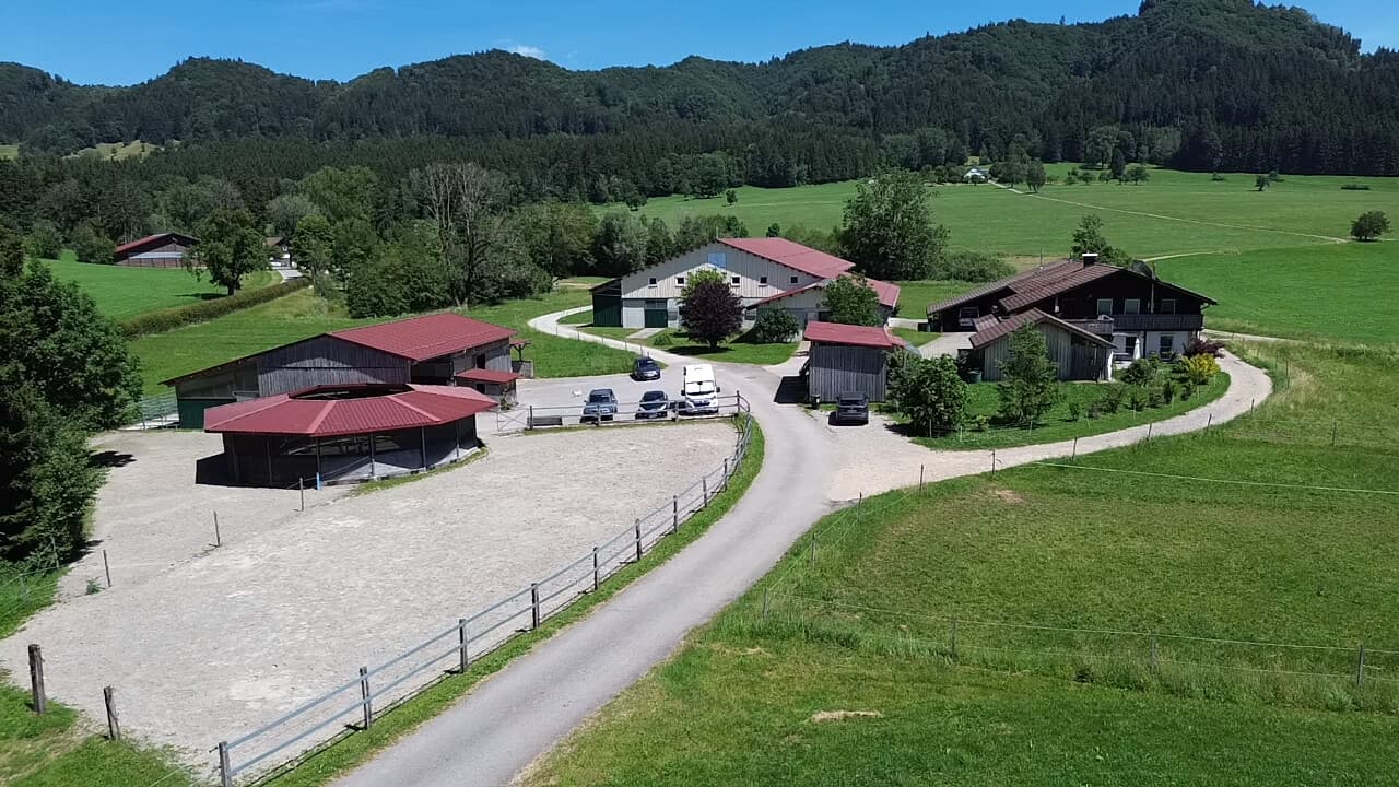 Arbeiten und Leben im Allgäu - attraktive Reitanlage mit großer Reithalle samt Mehrfamilienhaus ohne Renovierungsstau nahe Isny