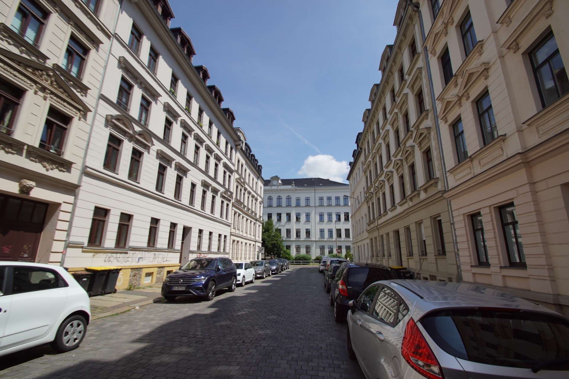 Solide Kapitalanlage – 2 Gewerbeeinheiten mit 3 Stellplätzen in ruhiger Hinterhauslage - vermietet