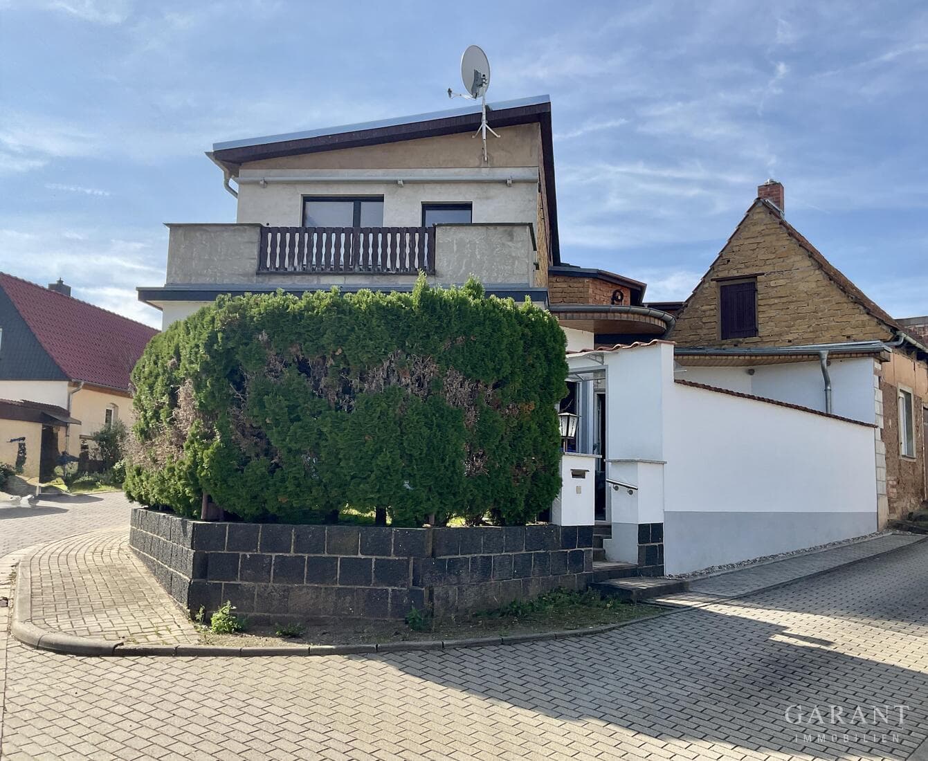 Reiheneckhaus bei Hettstedt, acht Zimmer, Garage, technisch erneuern